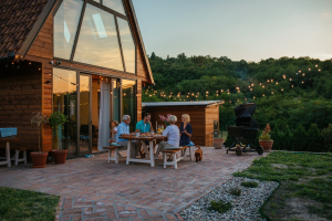 Jak zorganizować idealne garden party? Pomysły na dekoracje, oświetlenie i menu