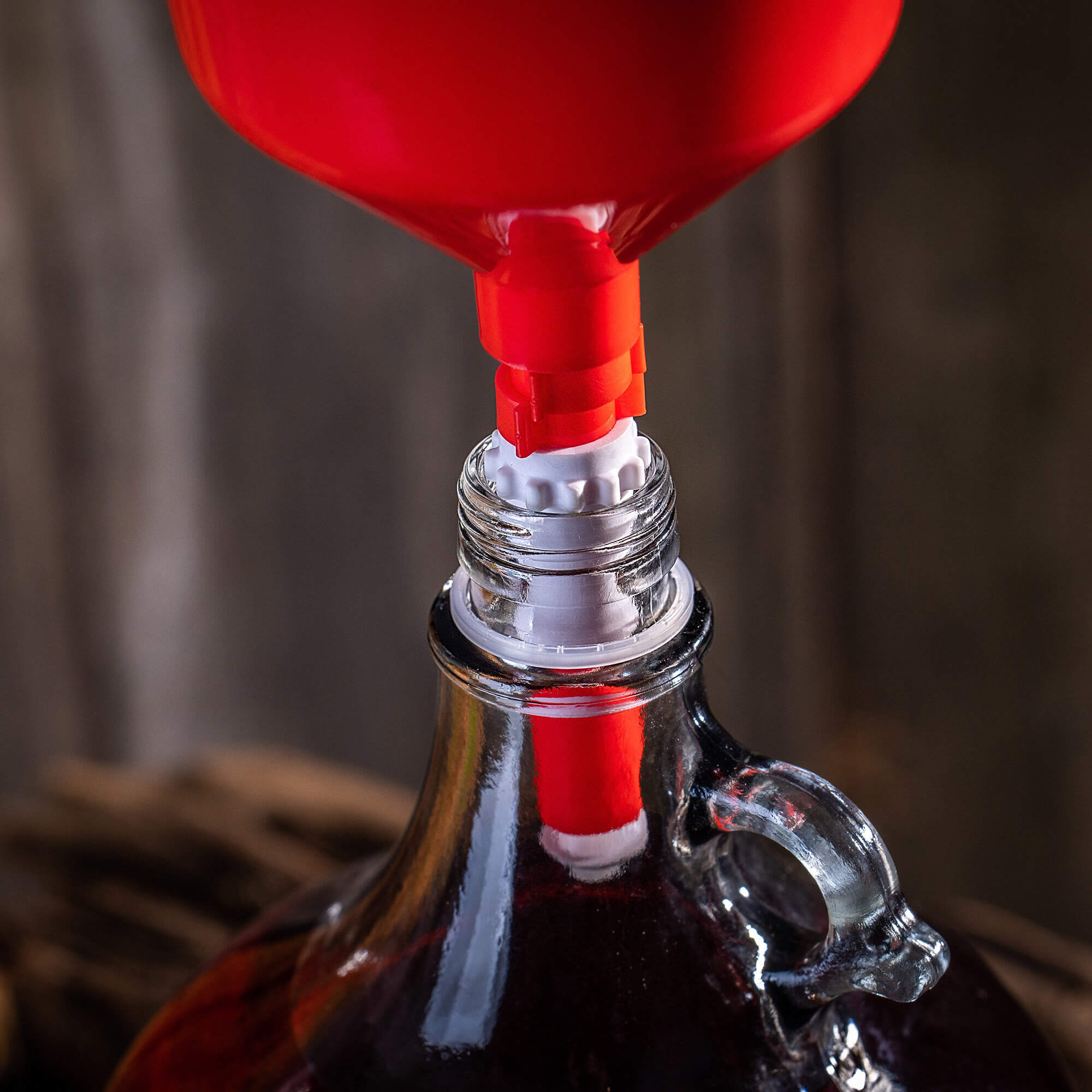 Lejek półautomatyczny z sitkiem Canolo 13 x 24 cm czerwony