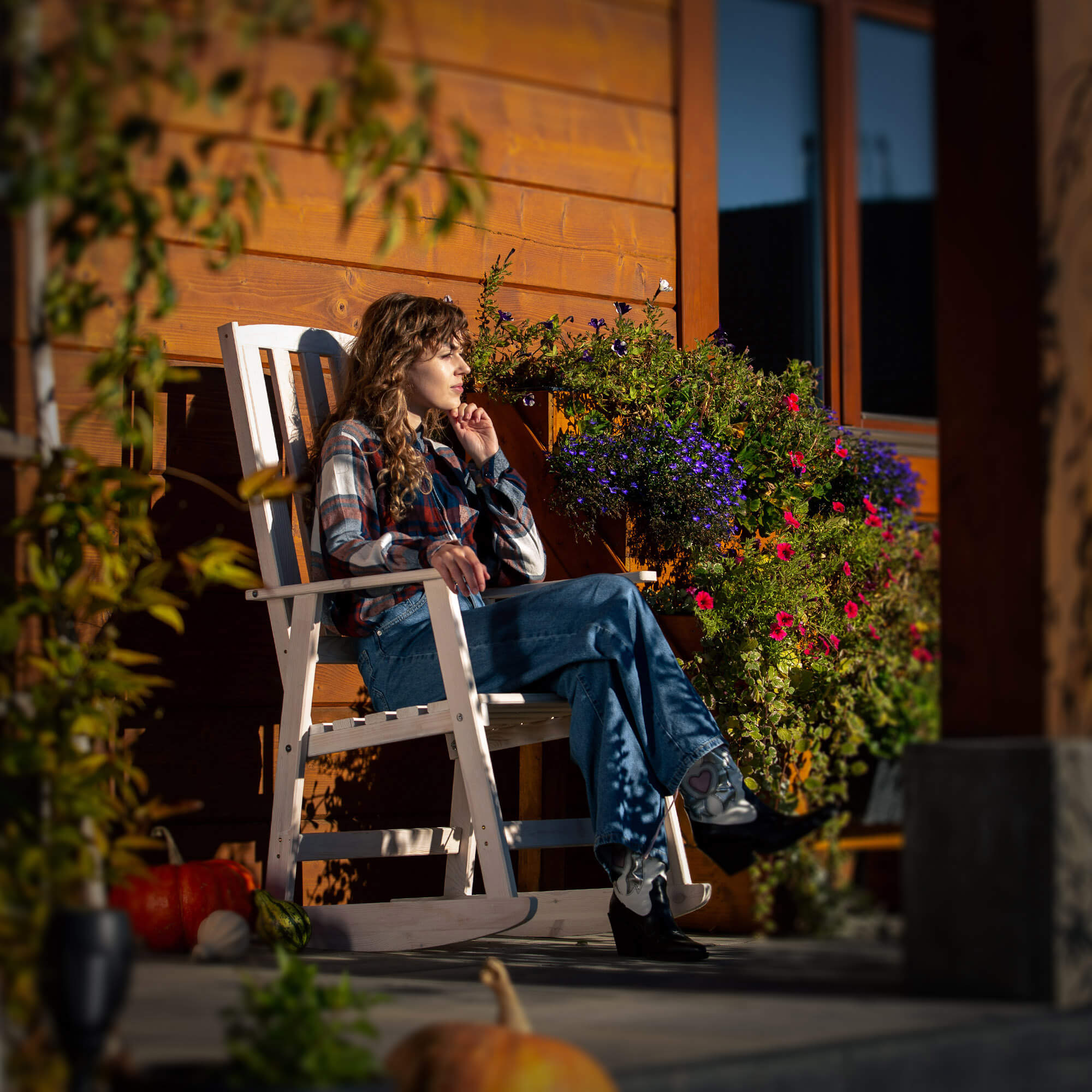 Fotel drewniany bujany Crenay złoty dąb