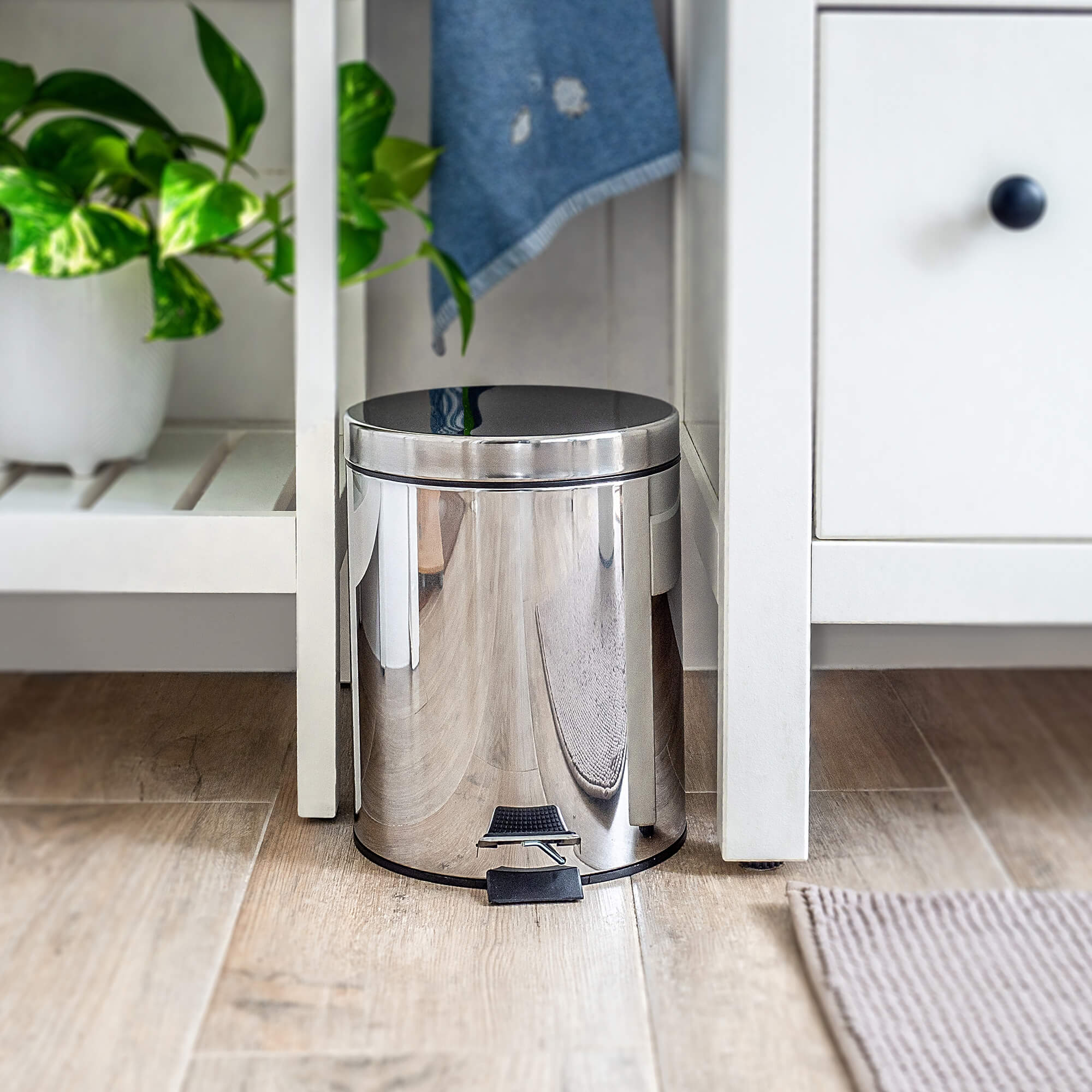 Stalowy kosz na śmieci otwierany na pedał 5L