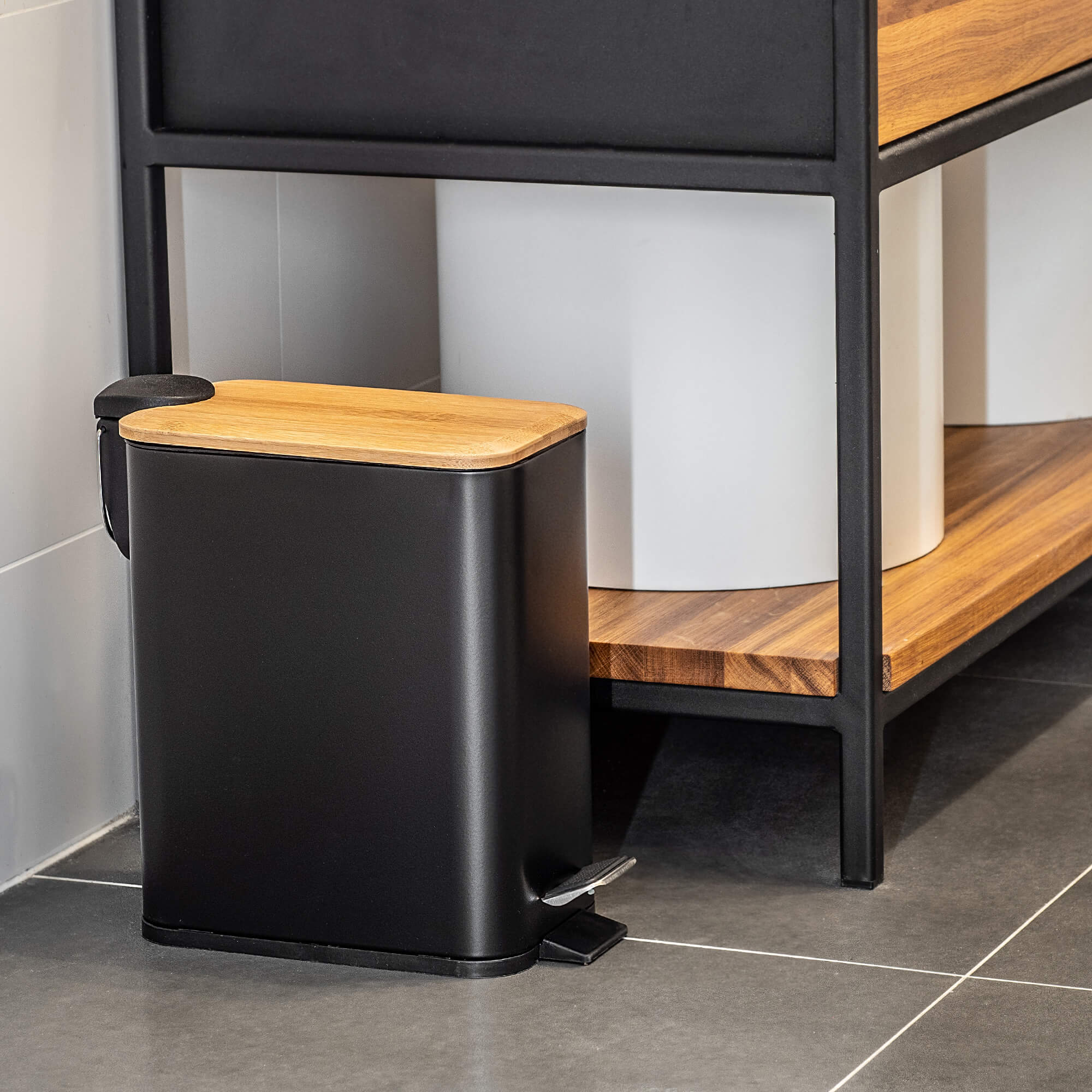 Kosz na śmieci z bambusową pokrywą 5L, czarny