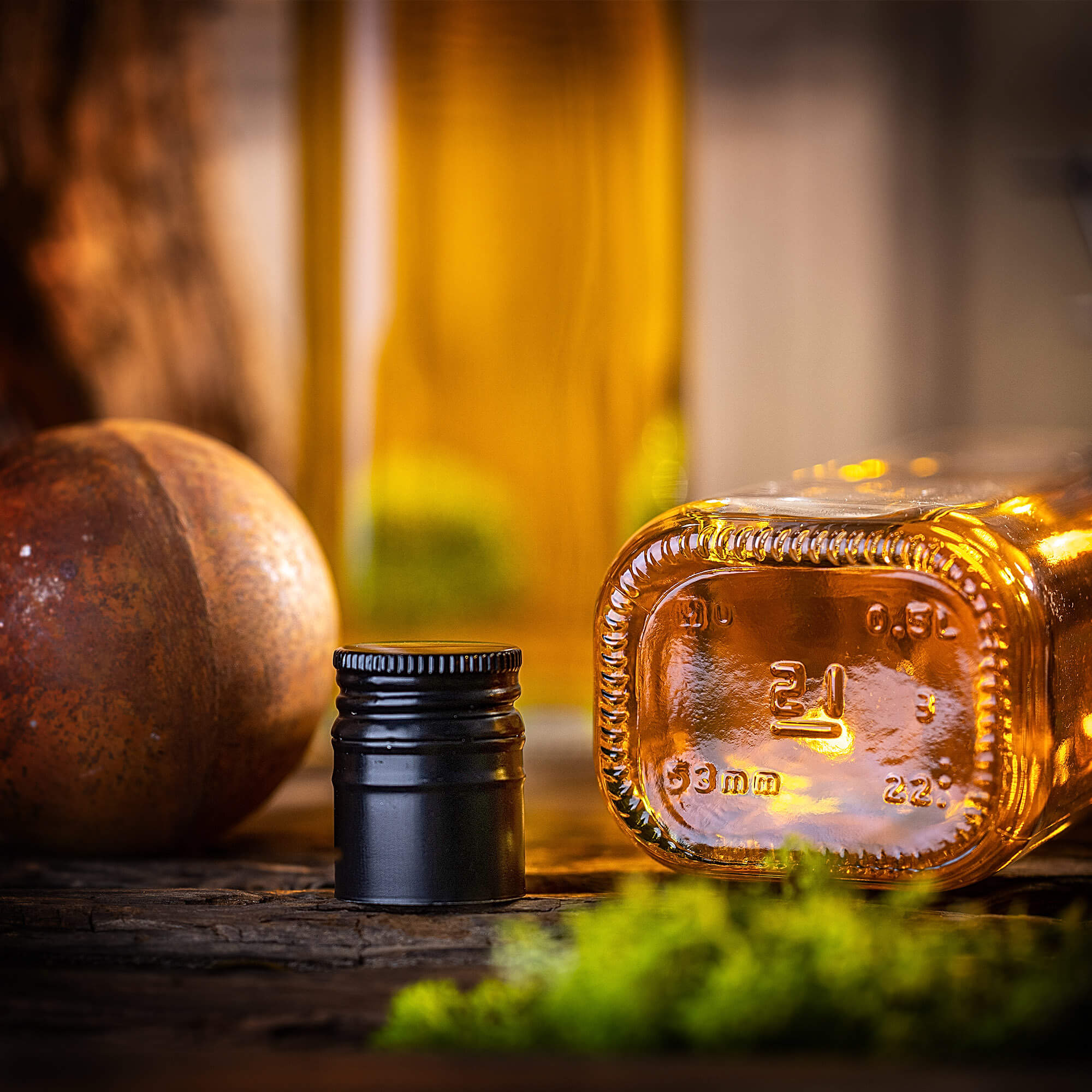 Szklana butelka na whisky Vigna 500ml z długą czarną zakrętką 1 szt.