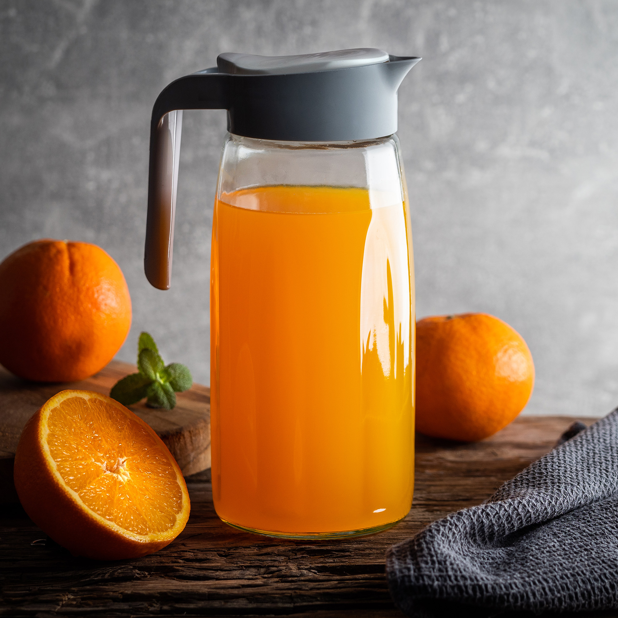 Dzbanek z pokrywką do soku i zimnych napojów 1,4L szary