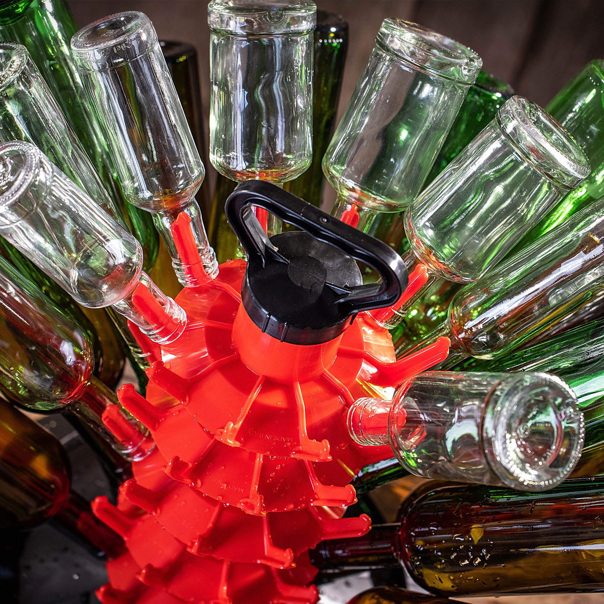 Suszarka ociekacz do butelek Nusco na 50 sztuk z uchwytem czerwony