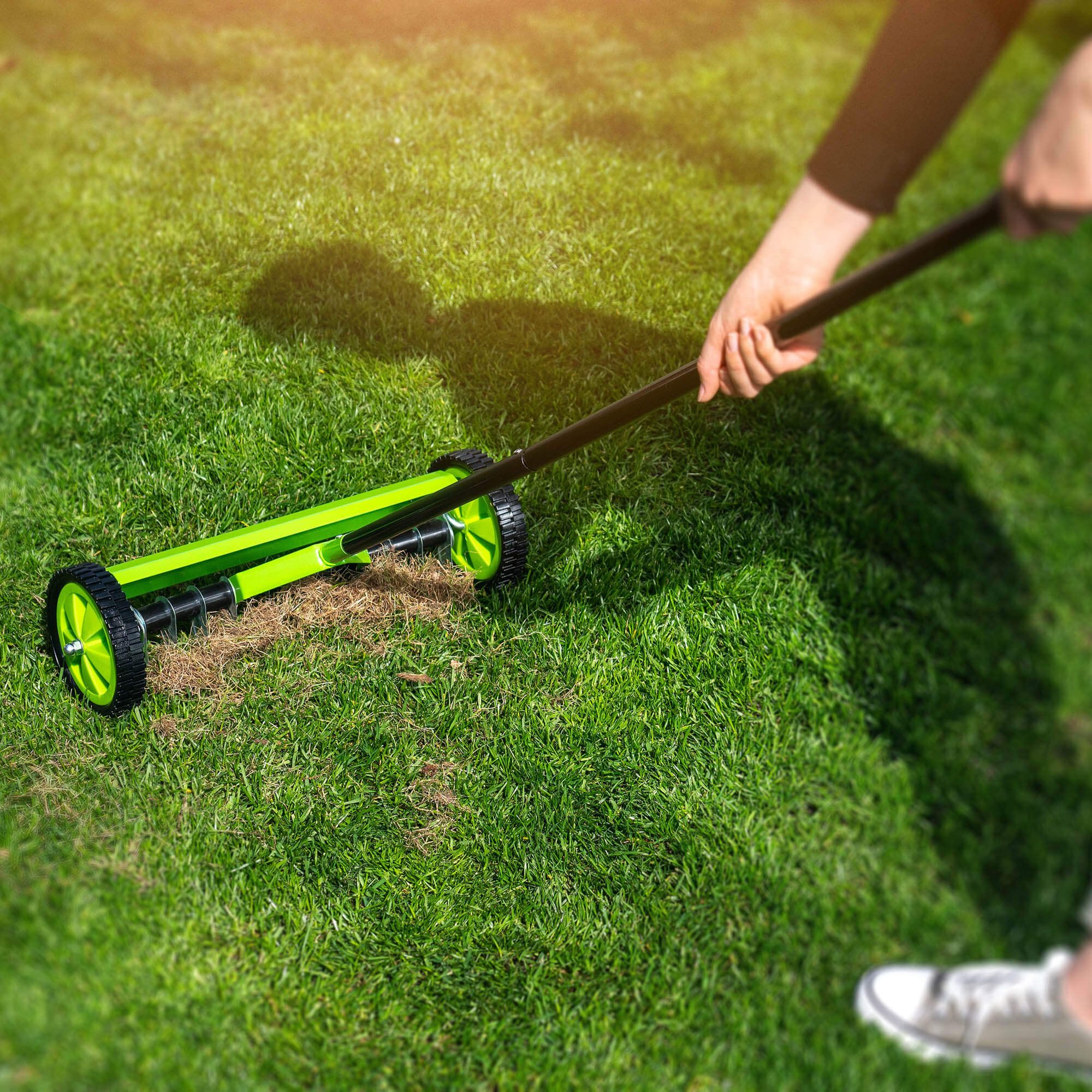 Aerator ręczny jednostronny na kółkach Rovigo 130 x 48 cm zielony