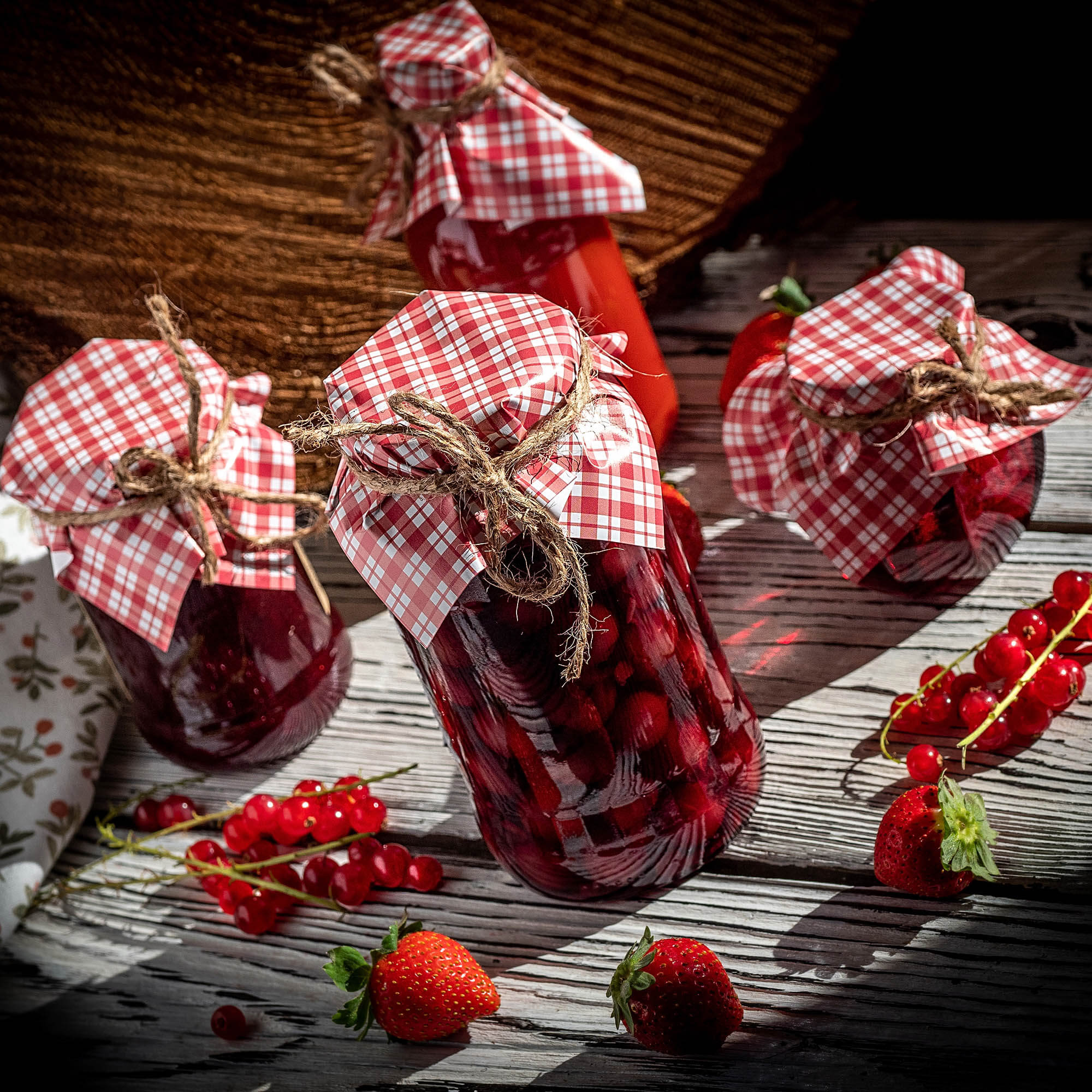 Kapturki na słoiki Maja ze sznurkiem, 10szt, "Czerwona krata"