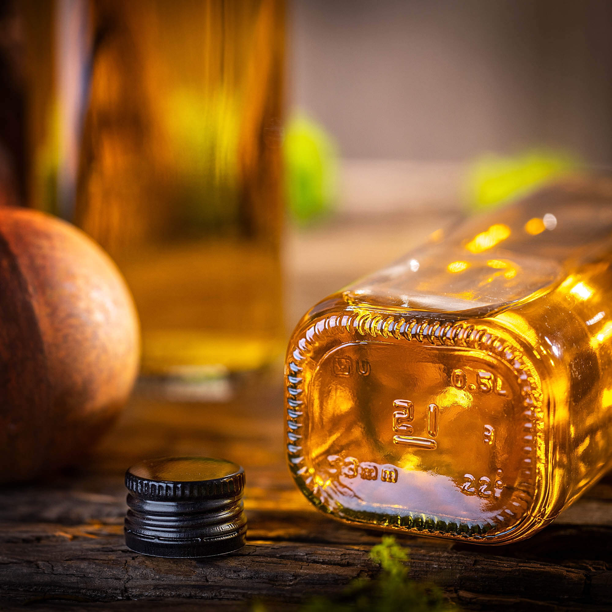 Szklana butelka na whisky Vigna 500ml z czarną zakrętką 20 szt.