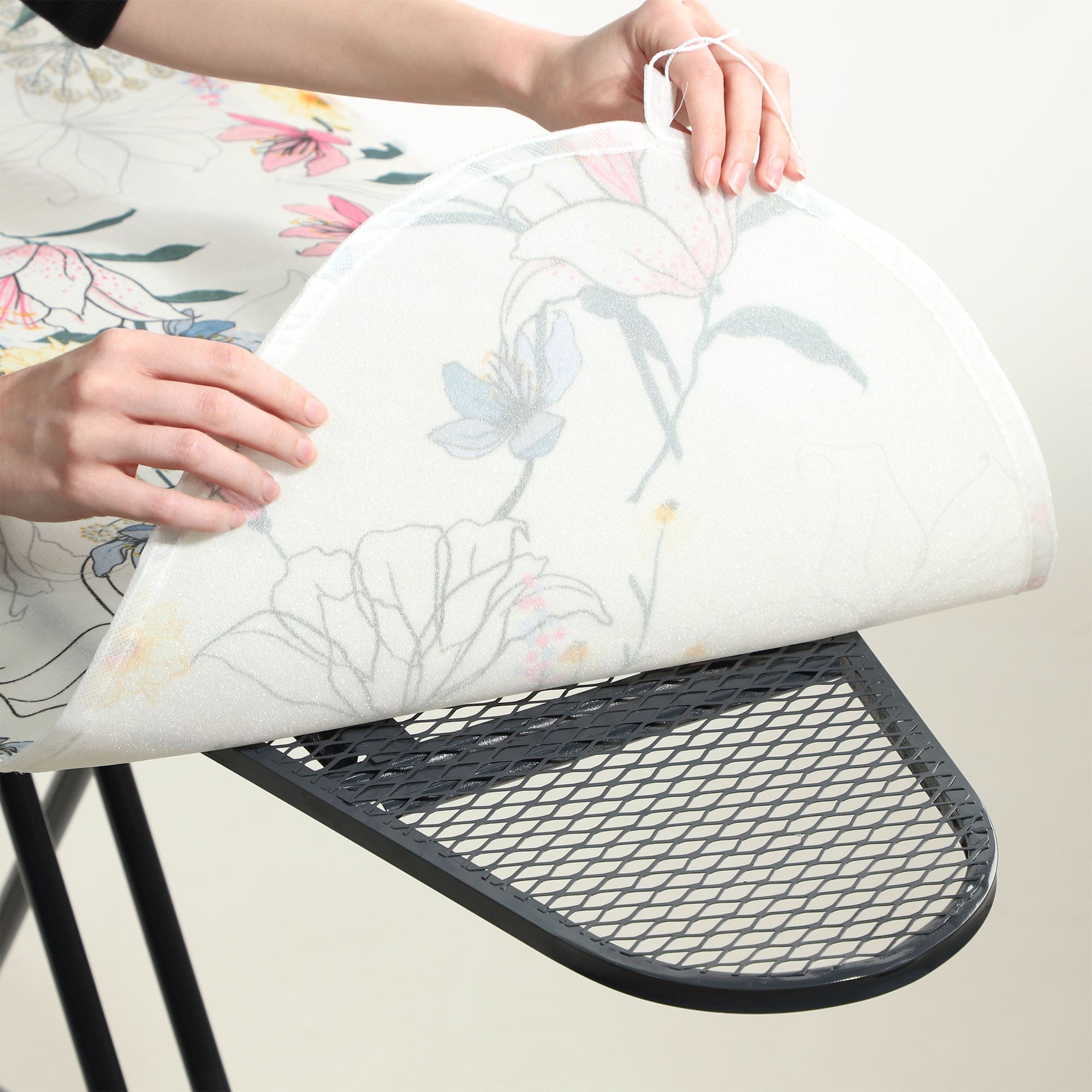 Pokrowiec bawełniany na deskę 127x46cm Silbate kwiaty na białym tle