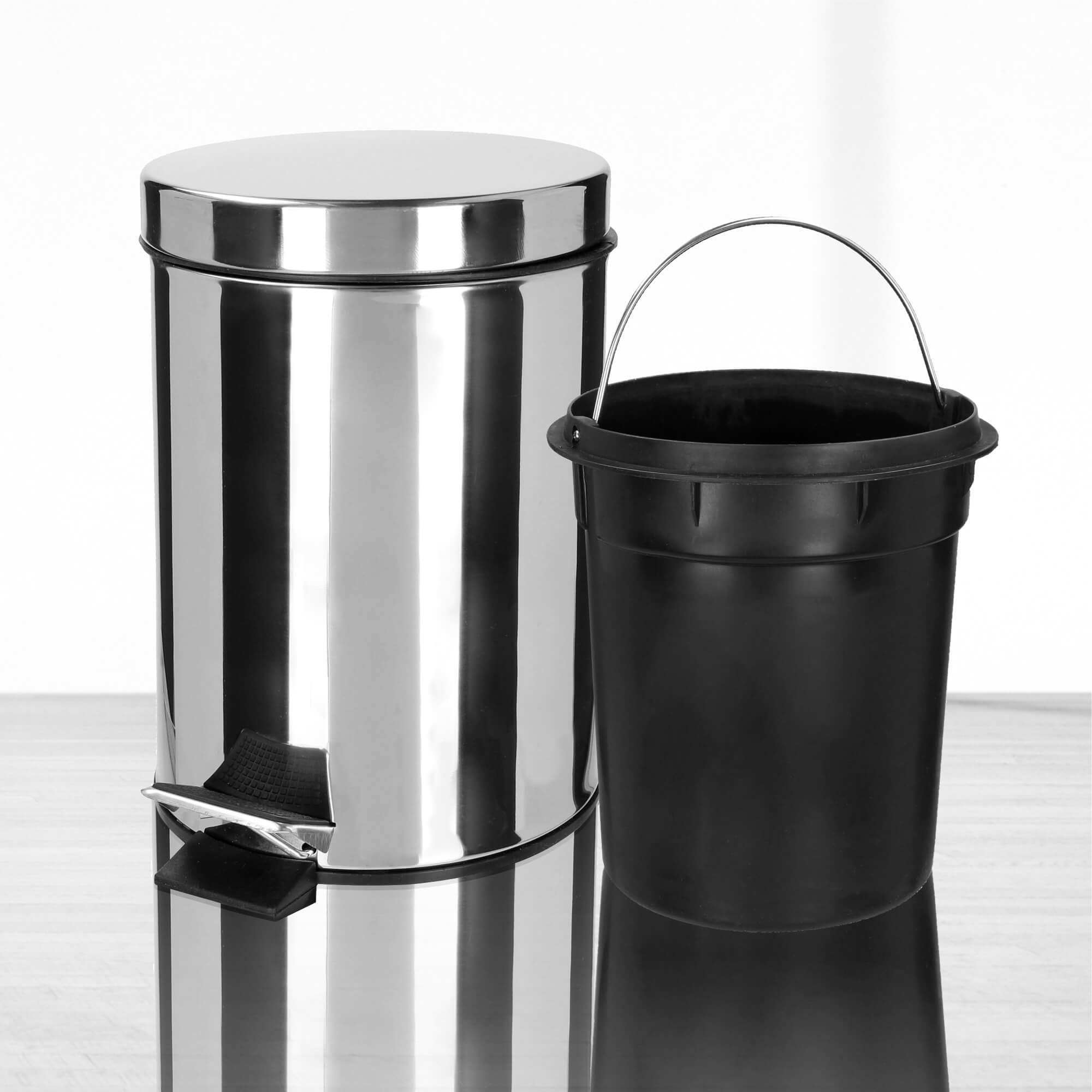 Stalowy kosz na śmieci otwierany na pedał 5L