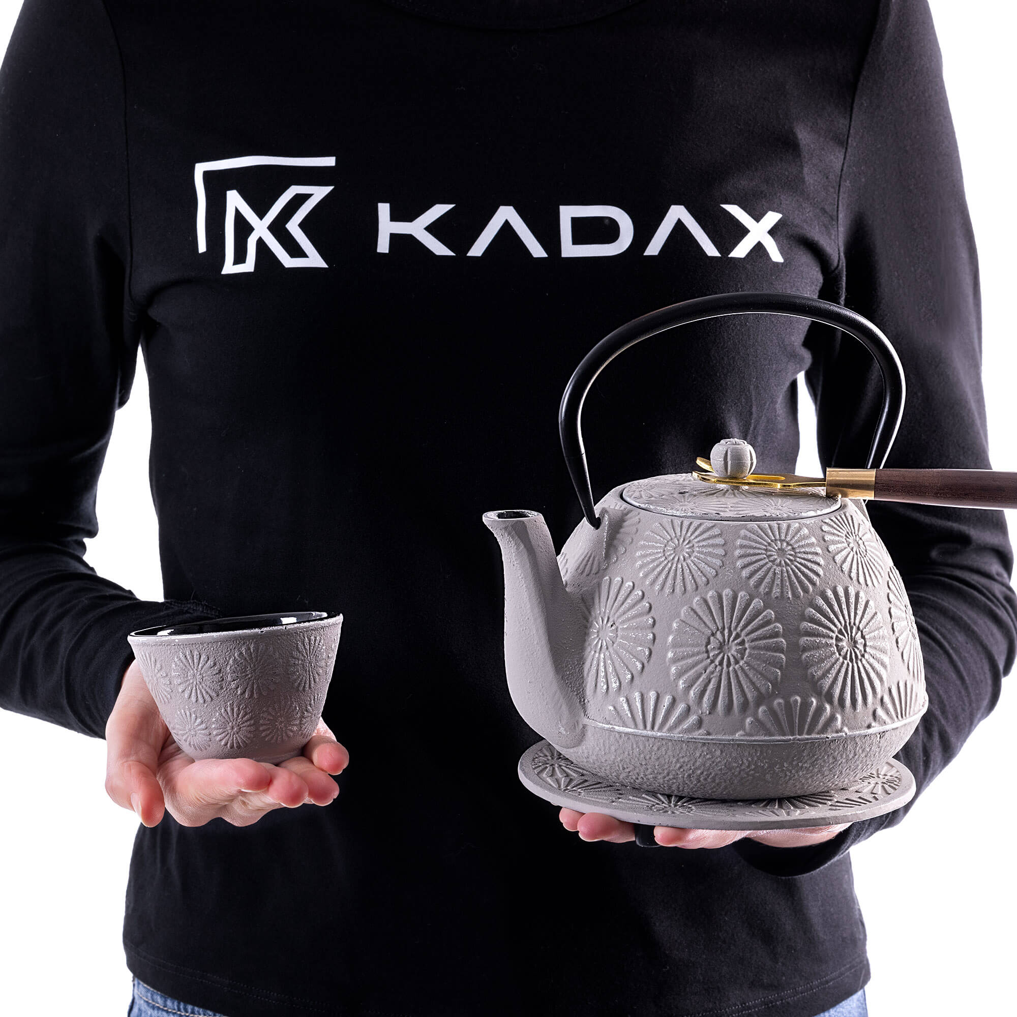 Czajnik żeliwny z czarkami i zaparzaczem Genua biały