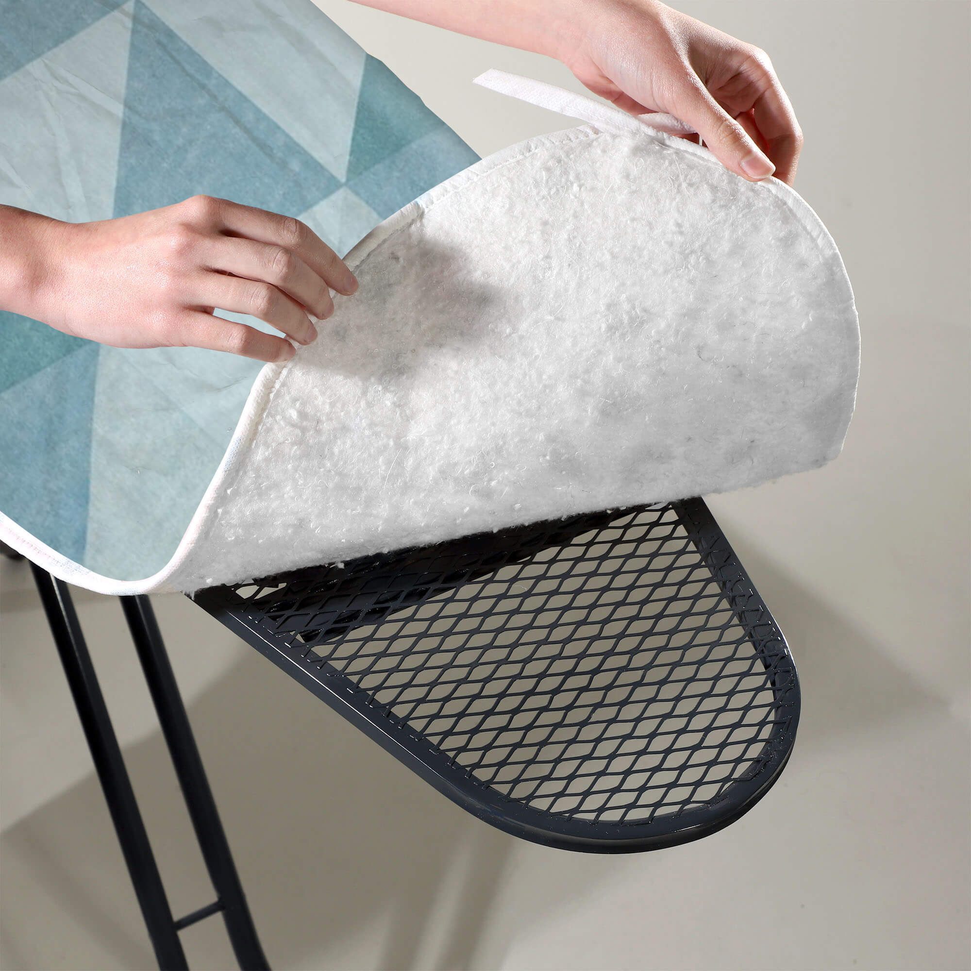 Pokrowiec na deskę do prasowania Tomar 137 x 50 cm niebieski geometryczny