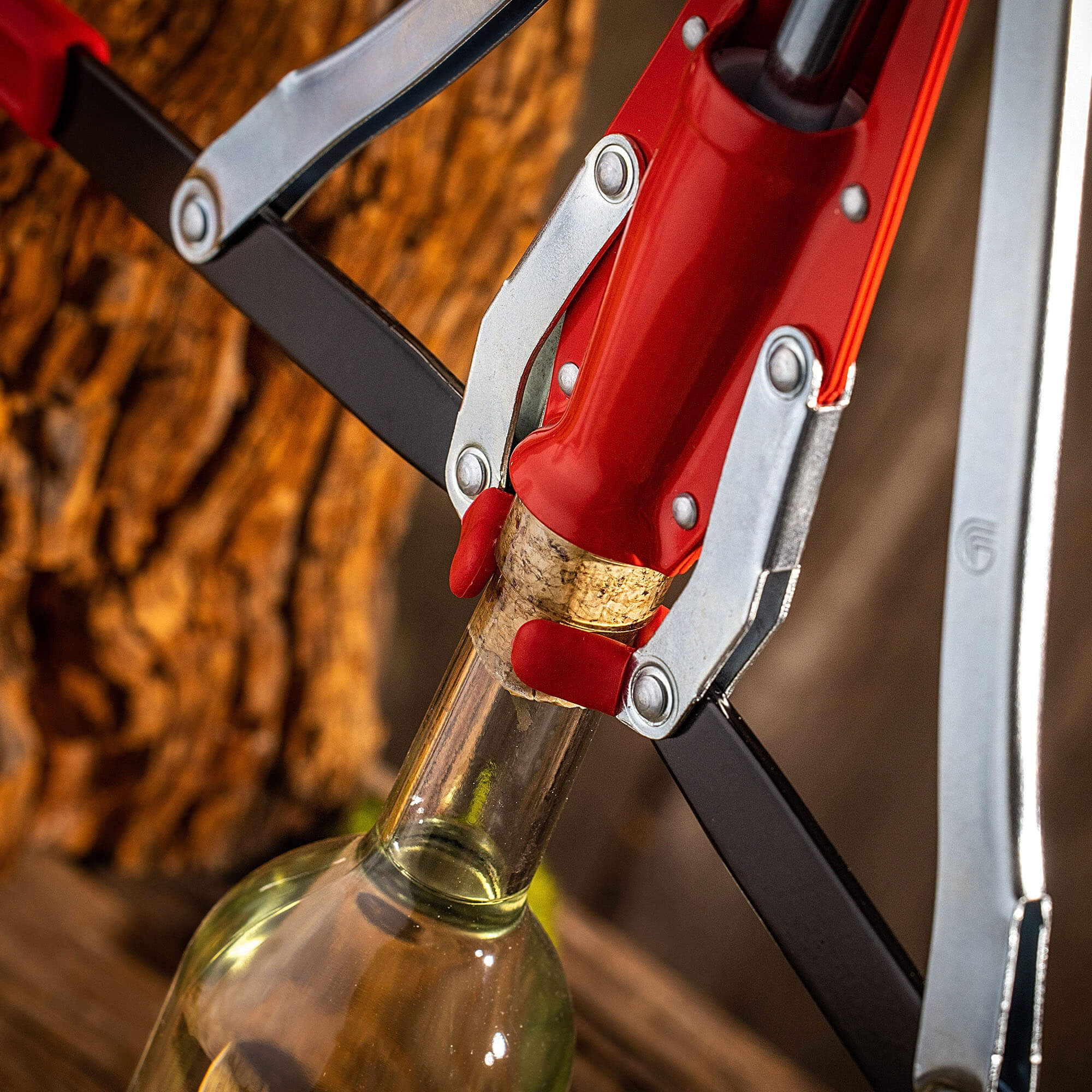 Korkownica dwuramienna Aliano 24 x 33 cm metalowa czerwona