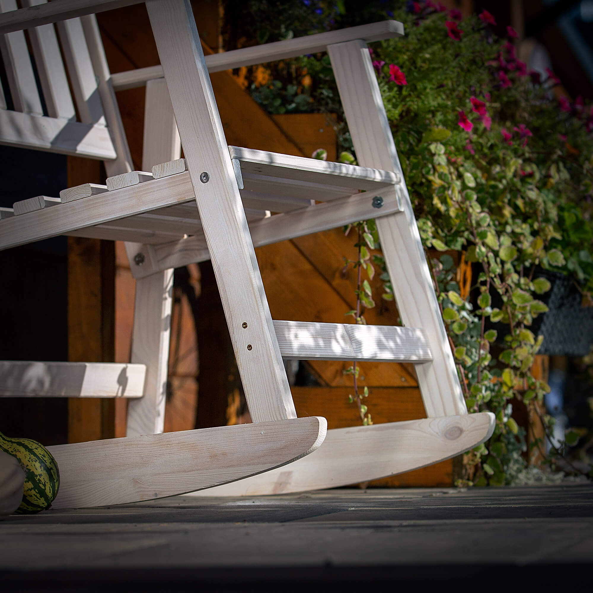 Fotel drewniany bujany Crenay biały