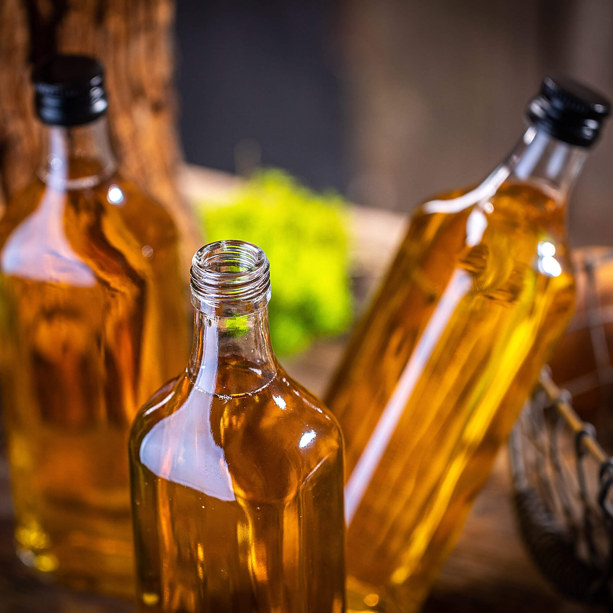 Szklana butelka na whisky Vigna 500ml z czarną zakrętką 20 szt.