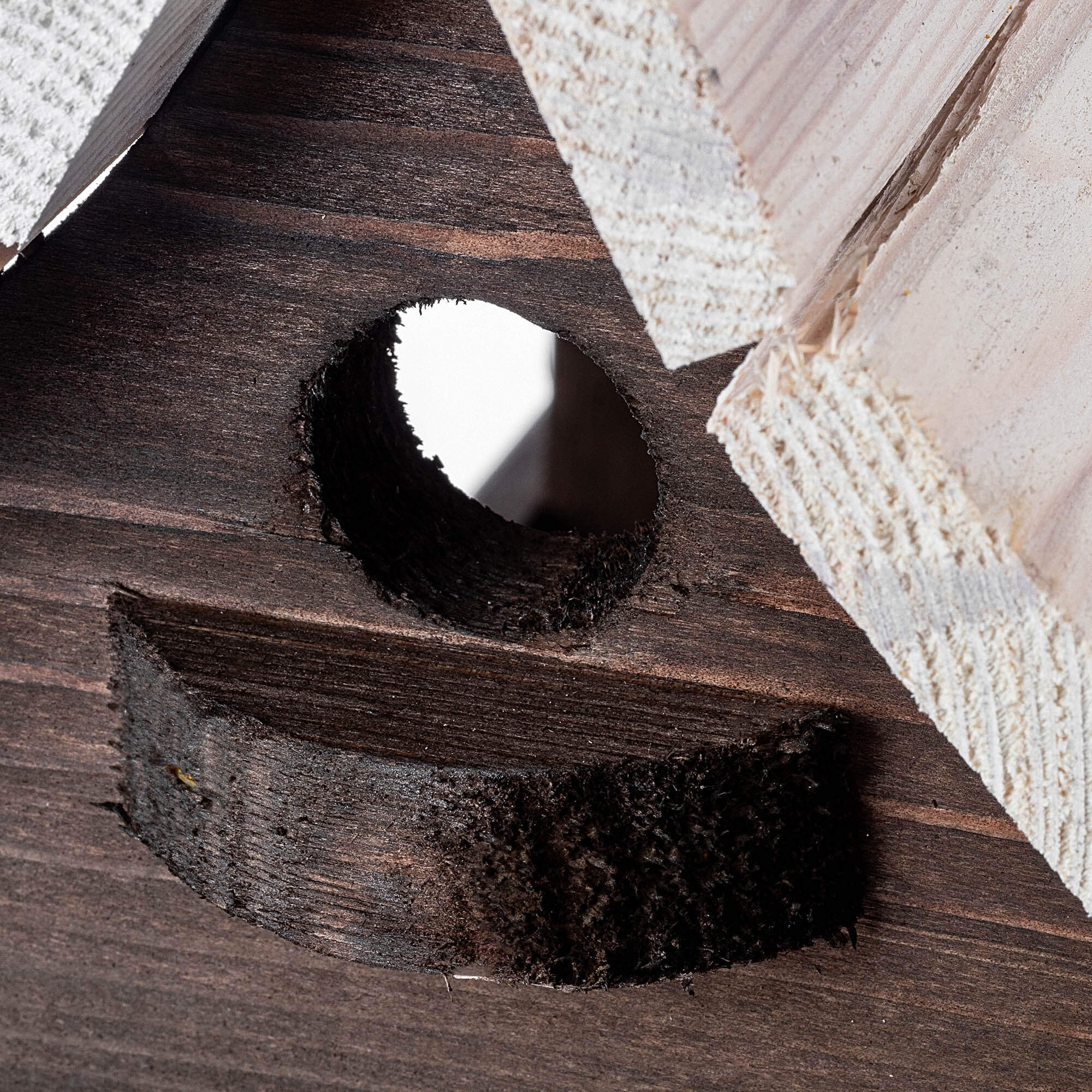 Karmnik dla ptaków Arbis domek 30 x 25 cm brązowo-biały