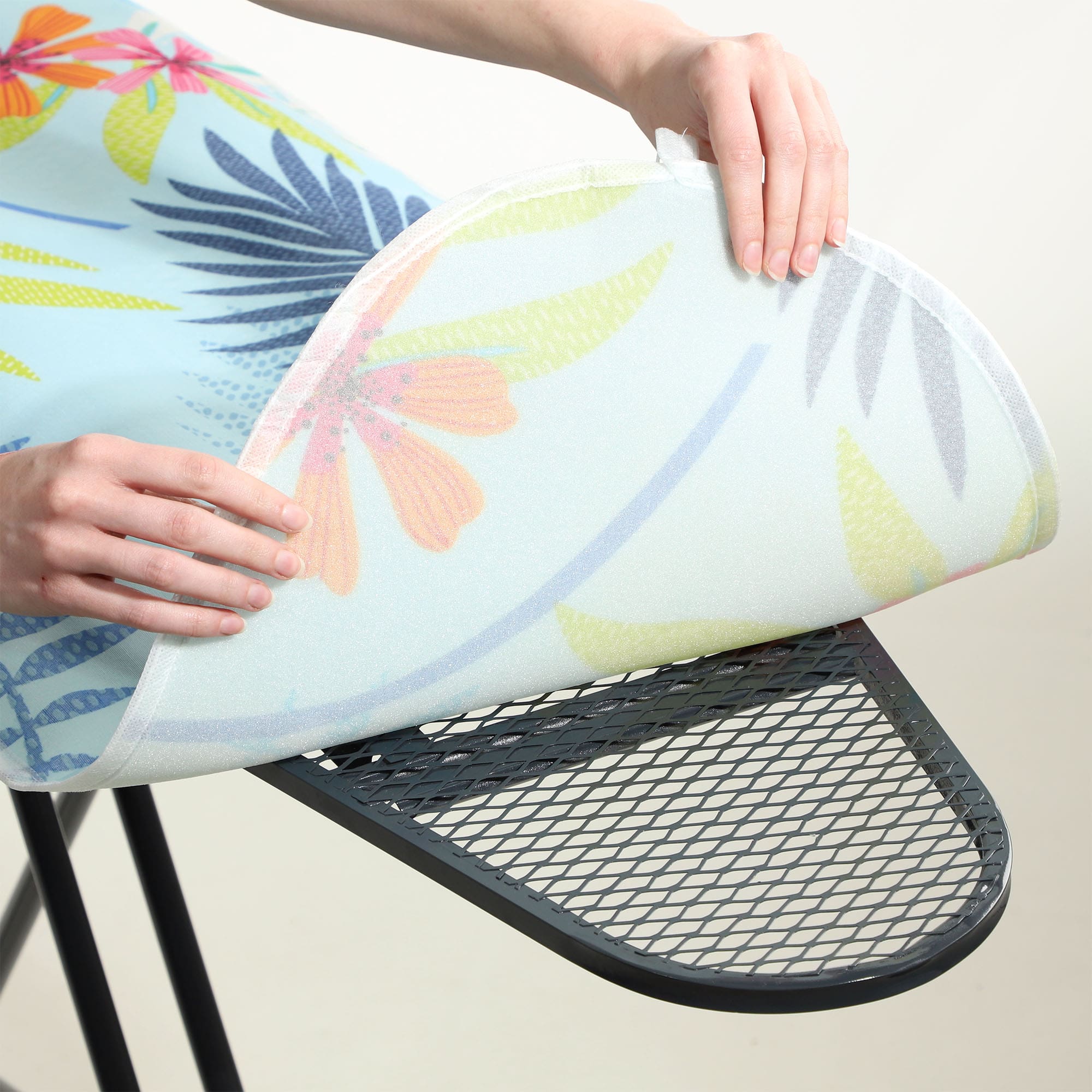 Pokrowiec bawełniany na deskę 127x46cm Silbate kwiaty na niebieskim tle