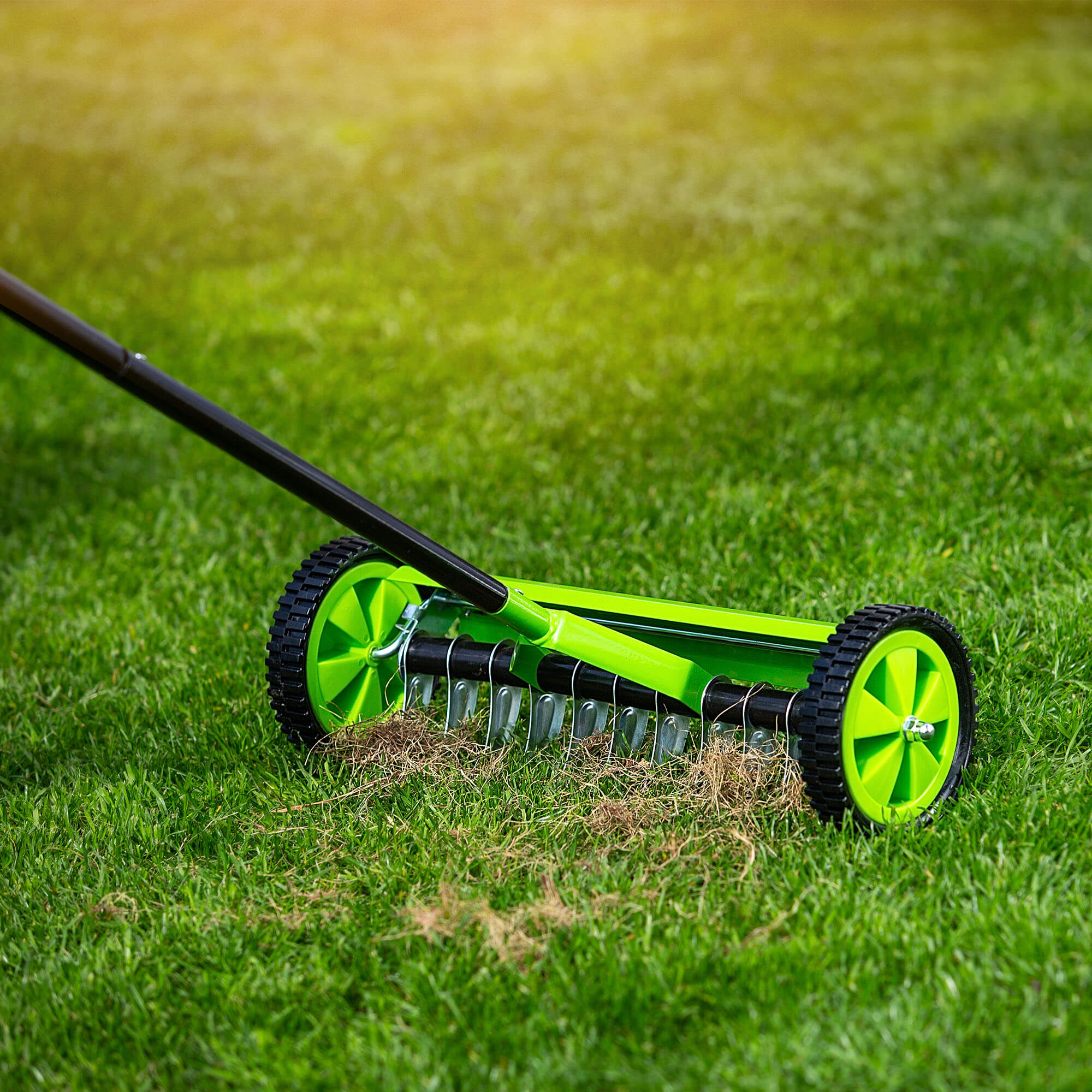 Aerator ręczny jednostronny na kółkach Rovigo 130 x 48 cm zielony