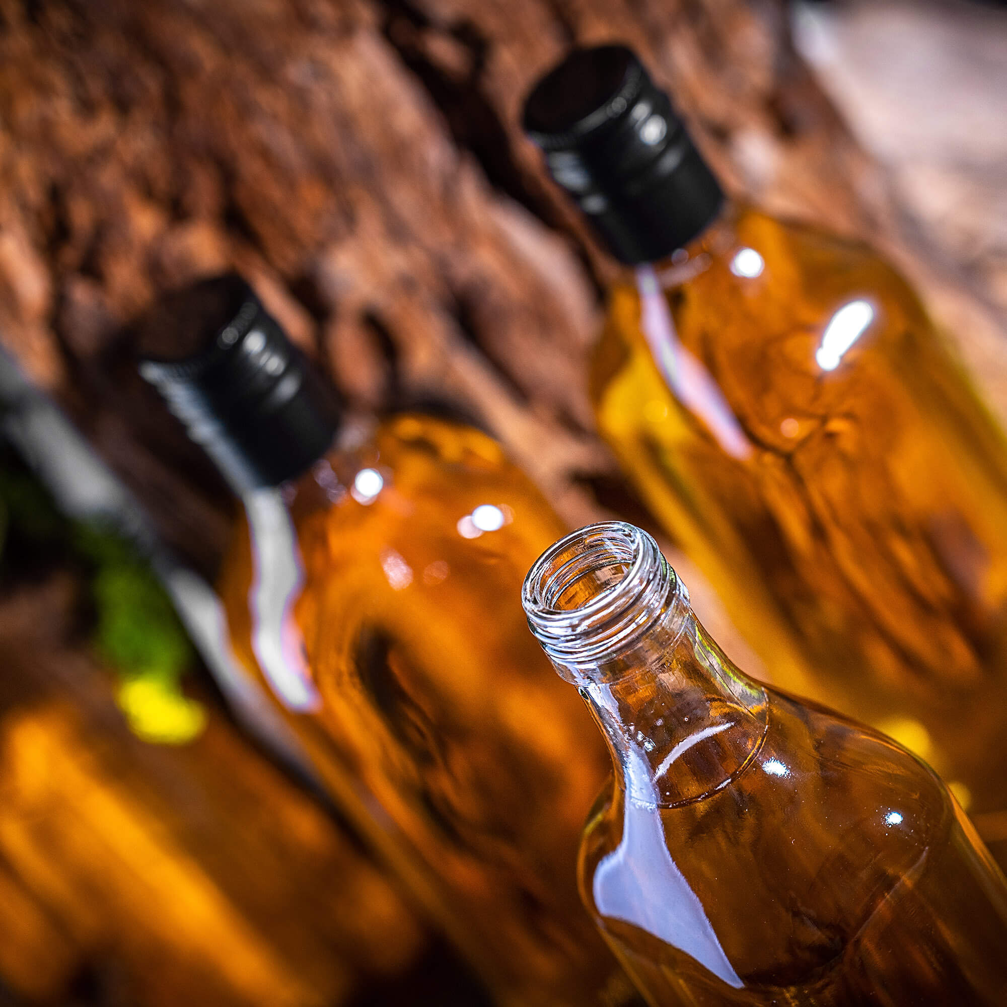 Szklana butelka na whisky Vigna 500ml z długą czarną zakrętką 1 szt.