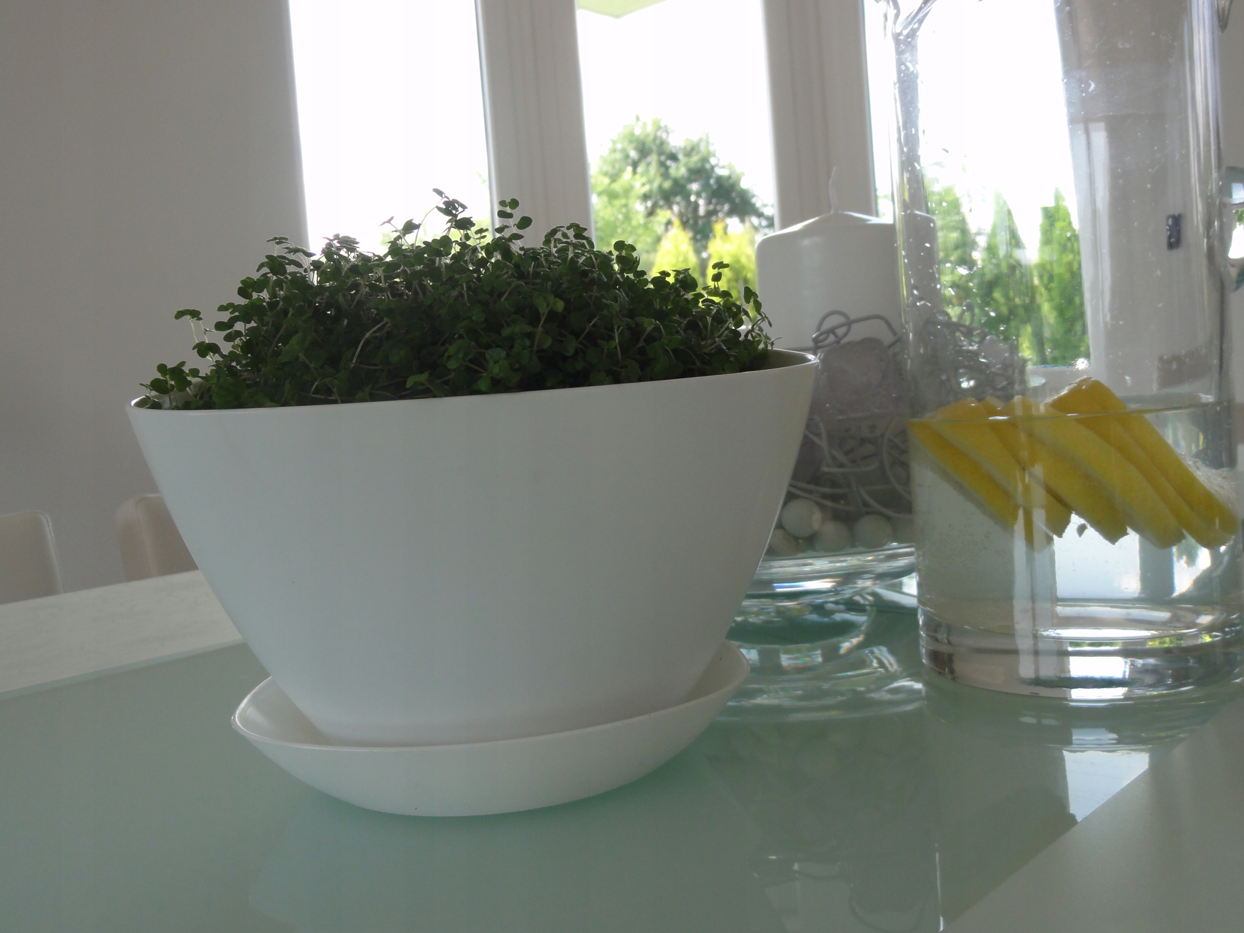 Doniczka trójkątna z podstawką 23 x 16 cm, biała