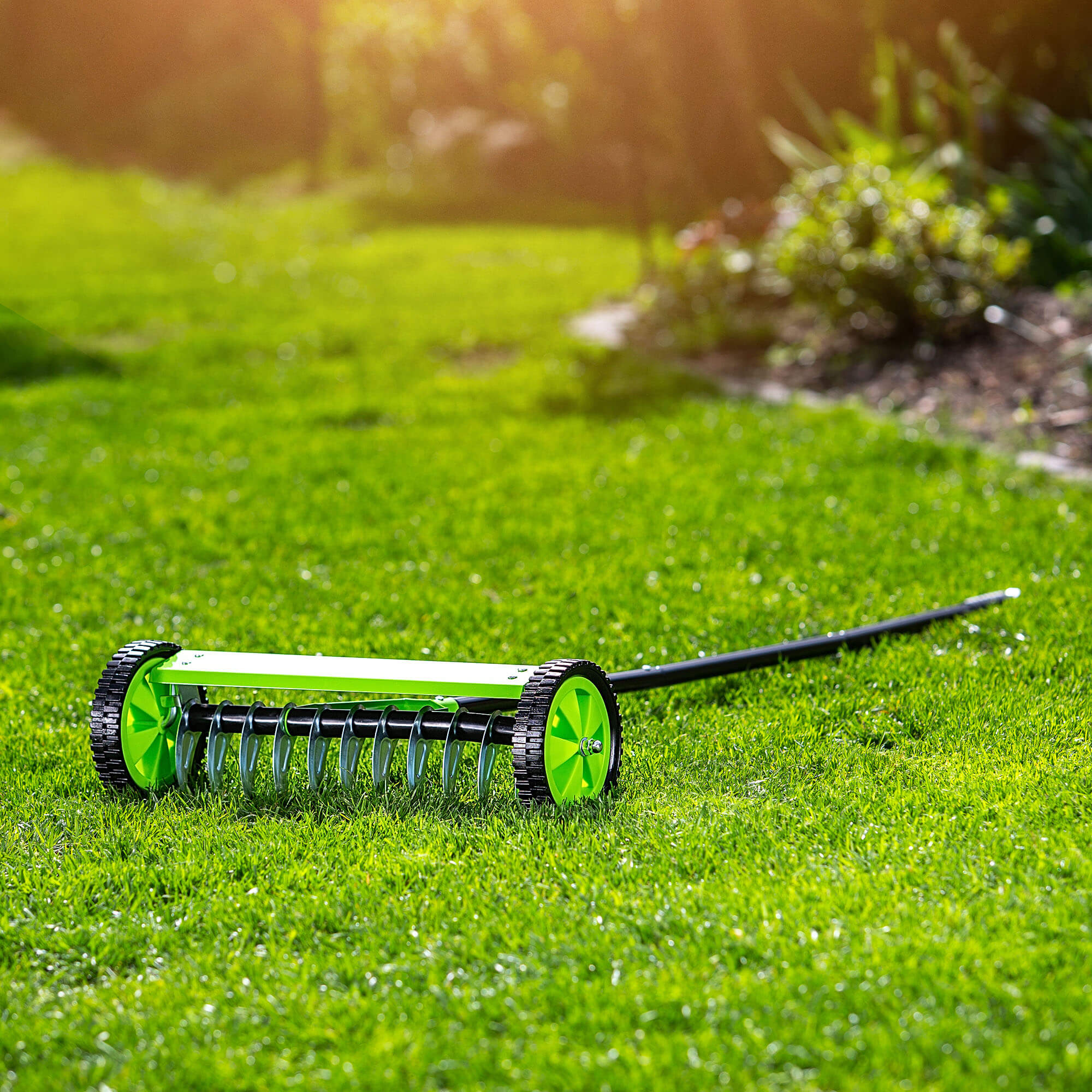 Aerator ręczny jednostronny na kółkach Rovigo 130 x 48 cm zielony