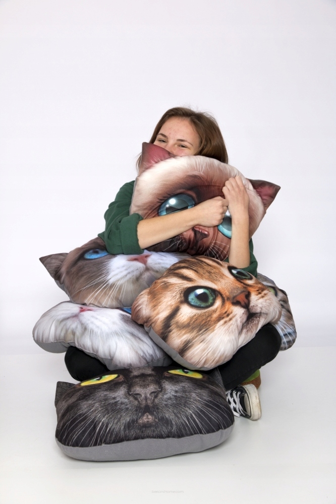 Poduszka maskotka z nadrukiem kota 30 x 40 cm