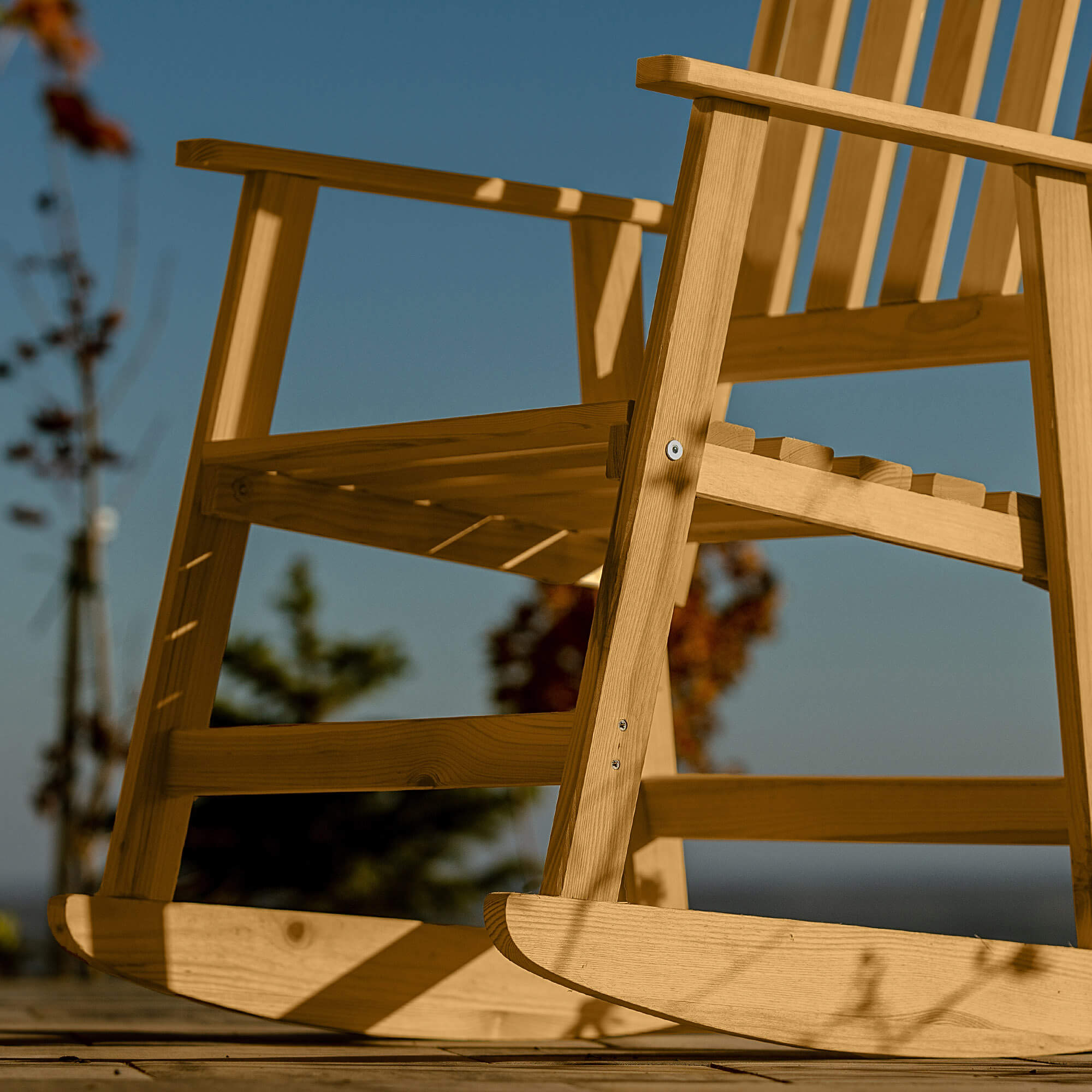 Fotel drewniany bujany Crenay złoty dąb