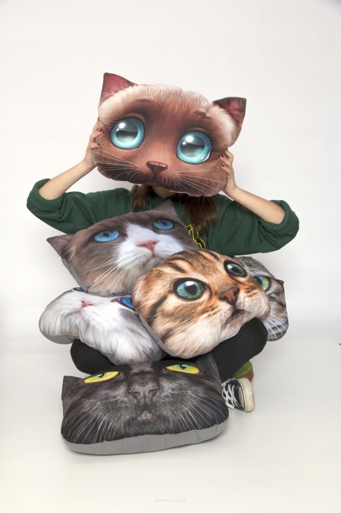 Poduszka maskotka z nadrukiem kota 30 x 40 cm