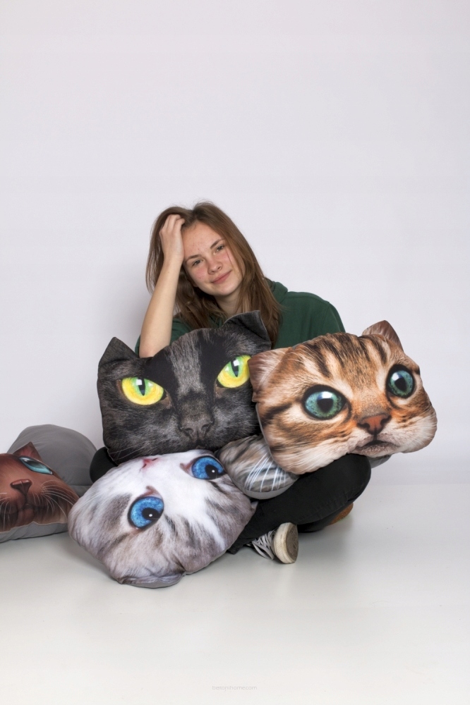 Poduszka maskotka z nadrukiem kota 30 x 40 cm