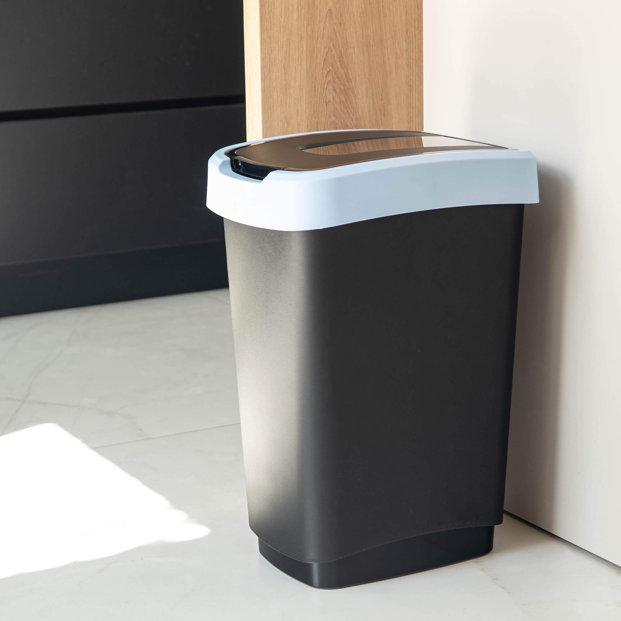 Kosz na śmieci Morin 25L z klapą obrotową czarno-niebieski