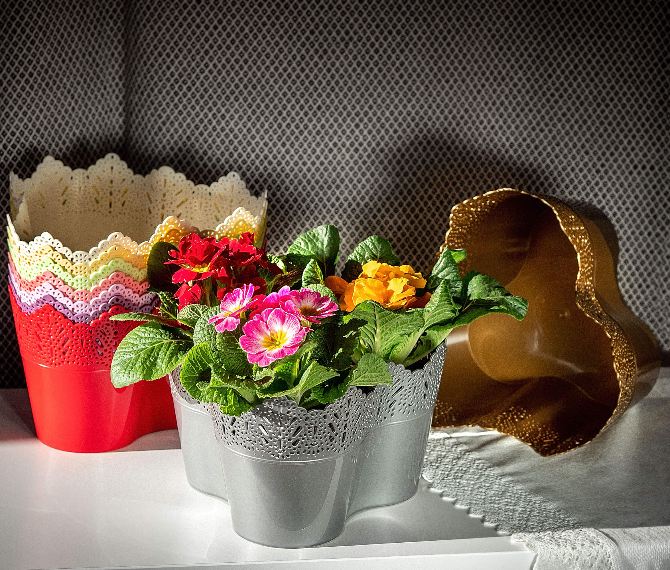 Doniczka Calade na kwiaty z koronką potrójna 15 x 24 cm, koralowa