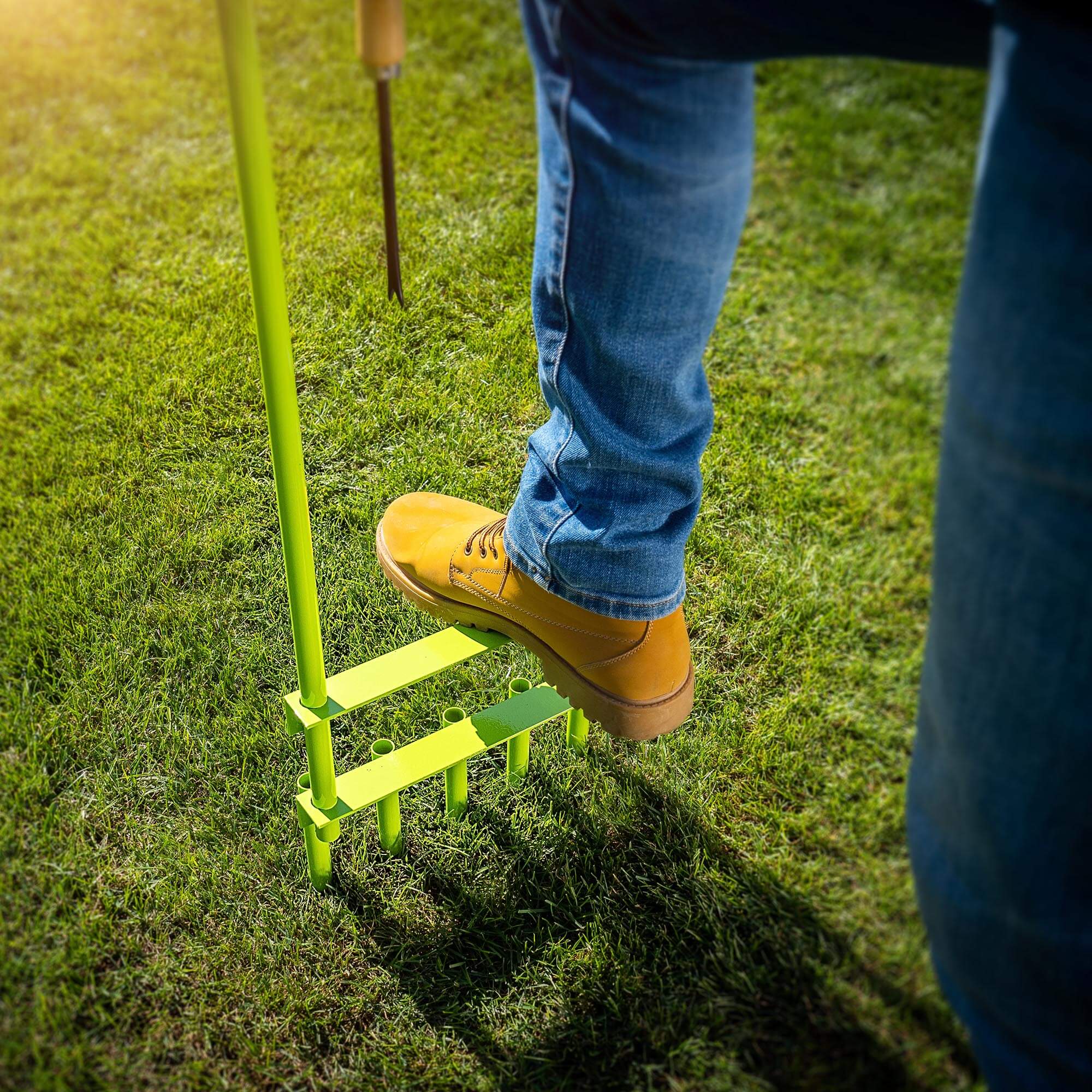 Aerator rurkowy ręczny do trawników Adum 90 x 30 cm stalowy zielony