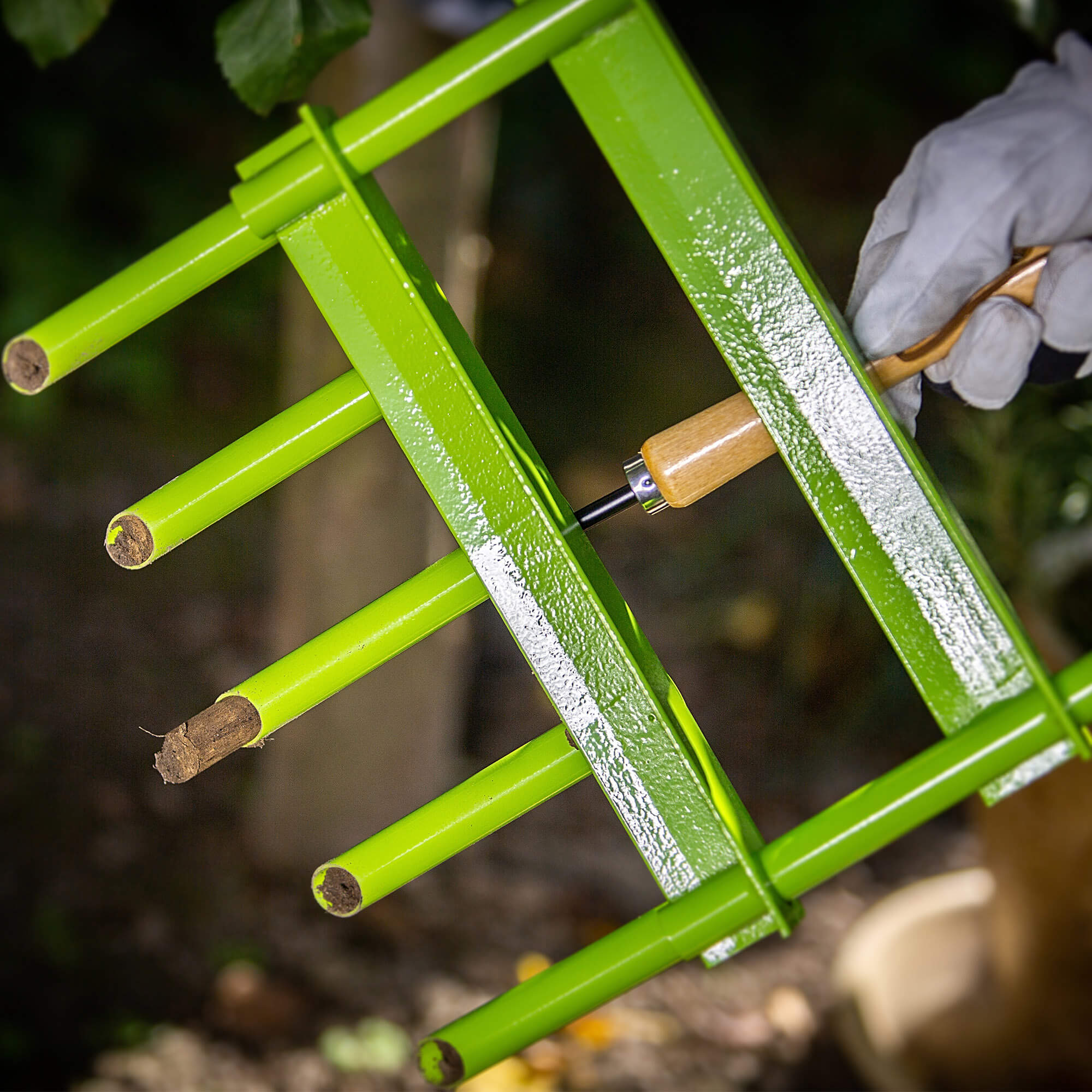 Aerator rurkowy ręczny do trawników Adum 90 x 30 cm stalowy zielony