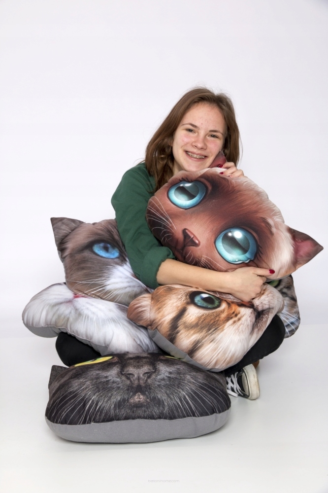 Poduszka maskotka z nadrukiem kota 30 x 40 cm