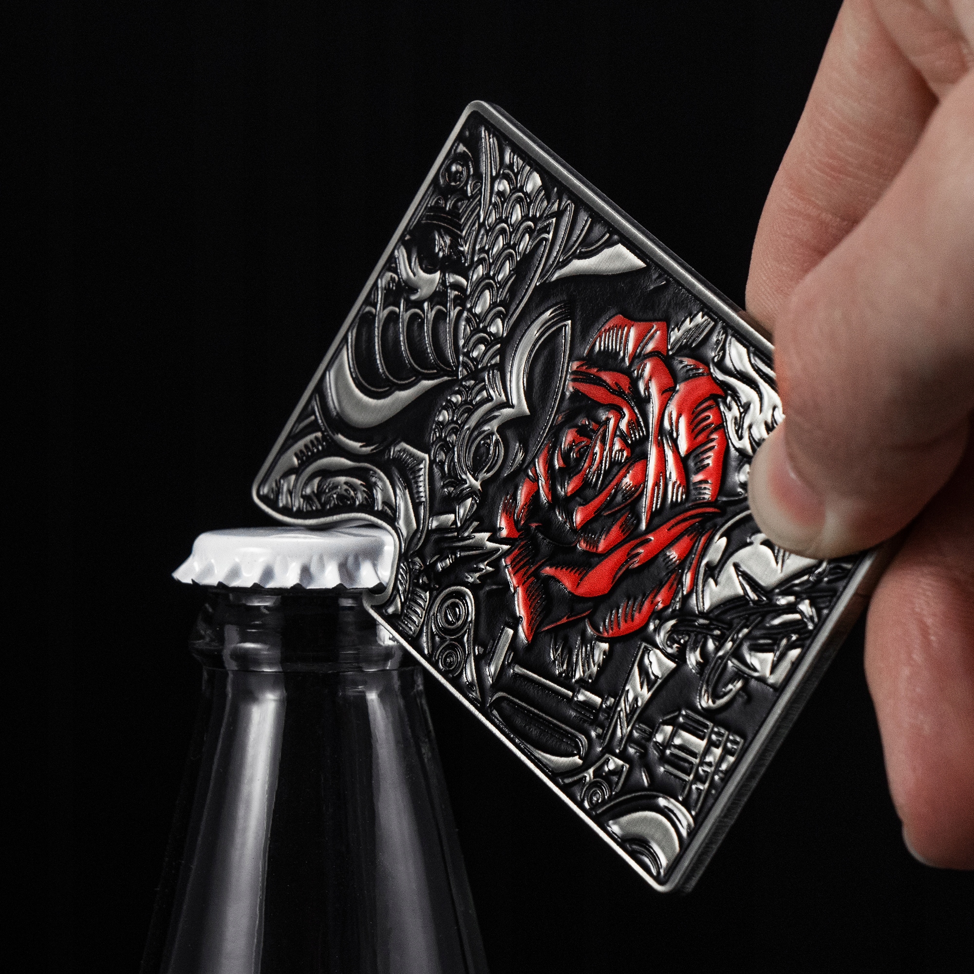 Otwieracz do butelek Banon 8 cm czarno-czerwony kier