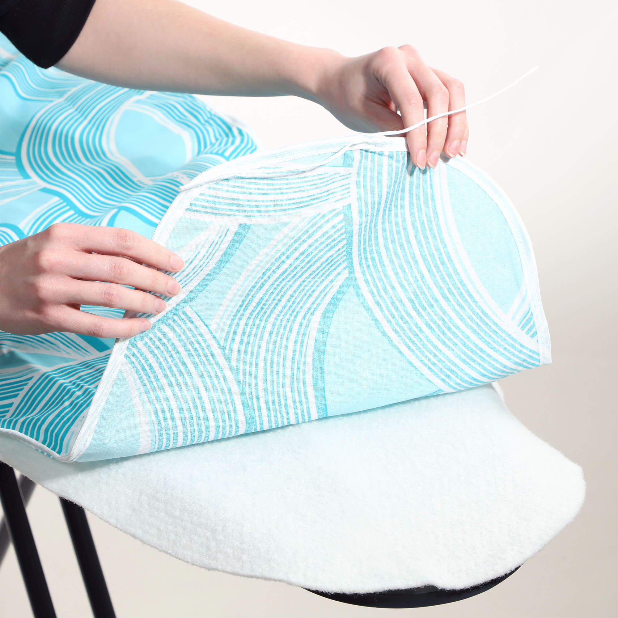 Pokrowiec na deskę do prasowania Cano 110x30cm naciągany podkład niebieskie linie