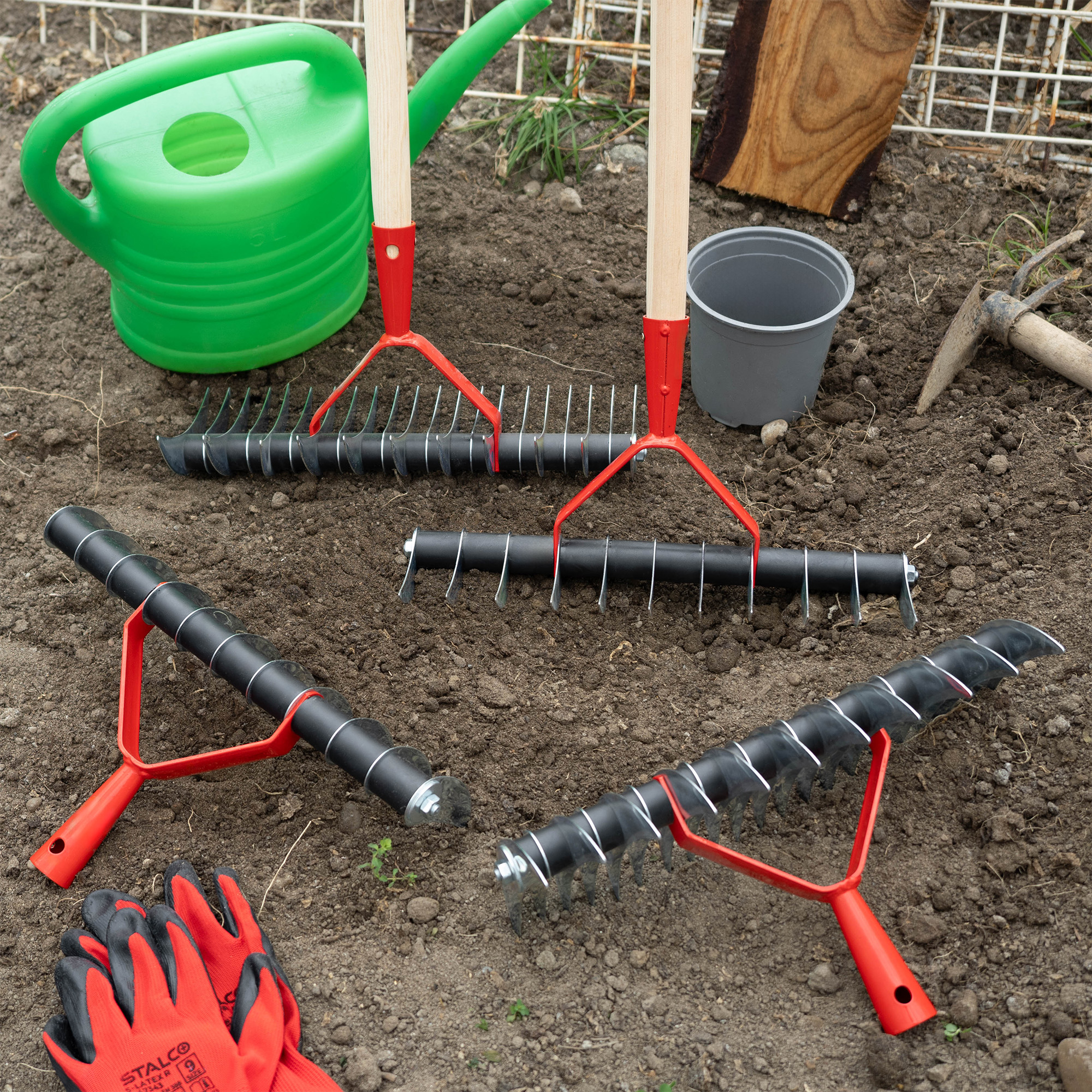 Aerator ręczny Strand z trzonkiem 143 cm, czerwony