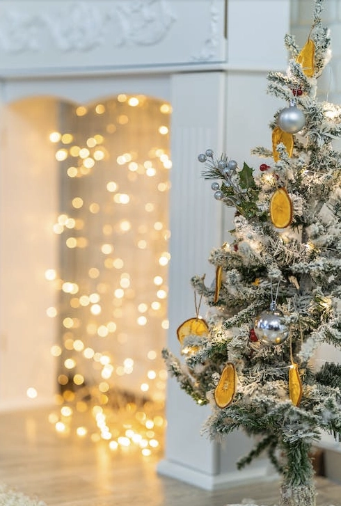 Ekologiczne ozdoby choinkowe na świątecznym drzewku