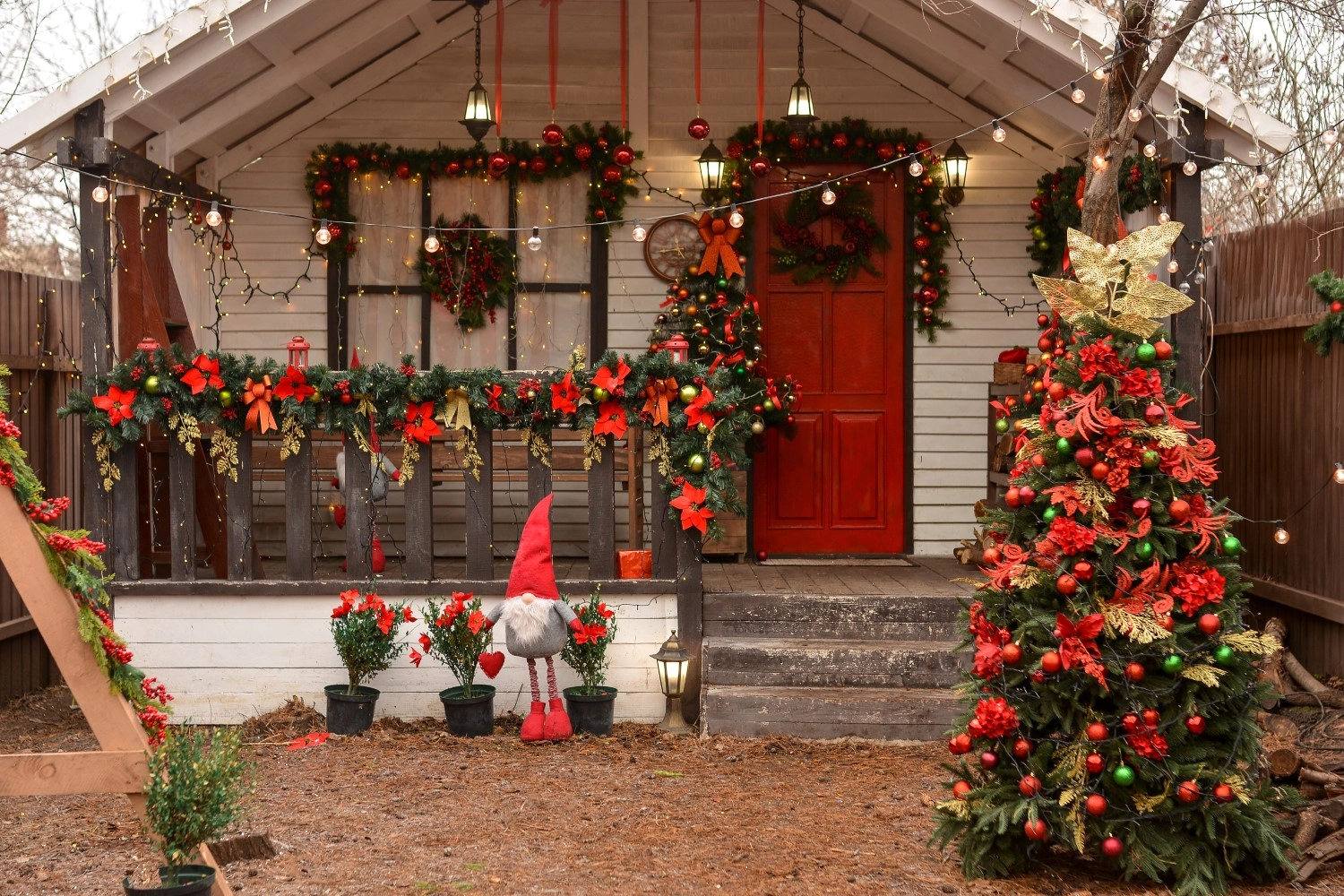 Dekoracje świąteczne przed dom w czerwonych i zielonych kolorach