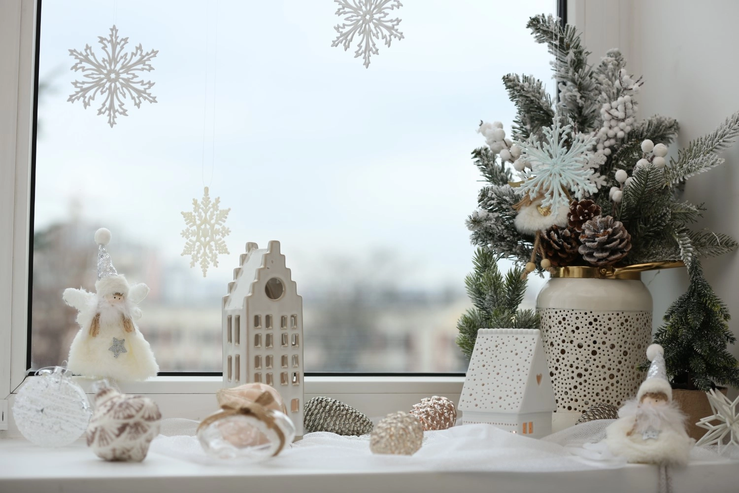 Dekoracje świąteczne na okno – bombki i papierowa gwiazda