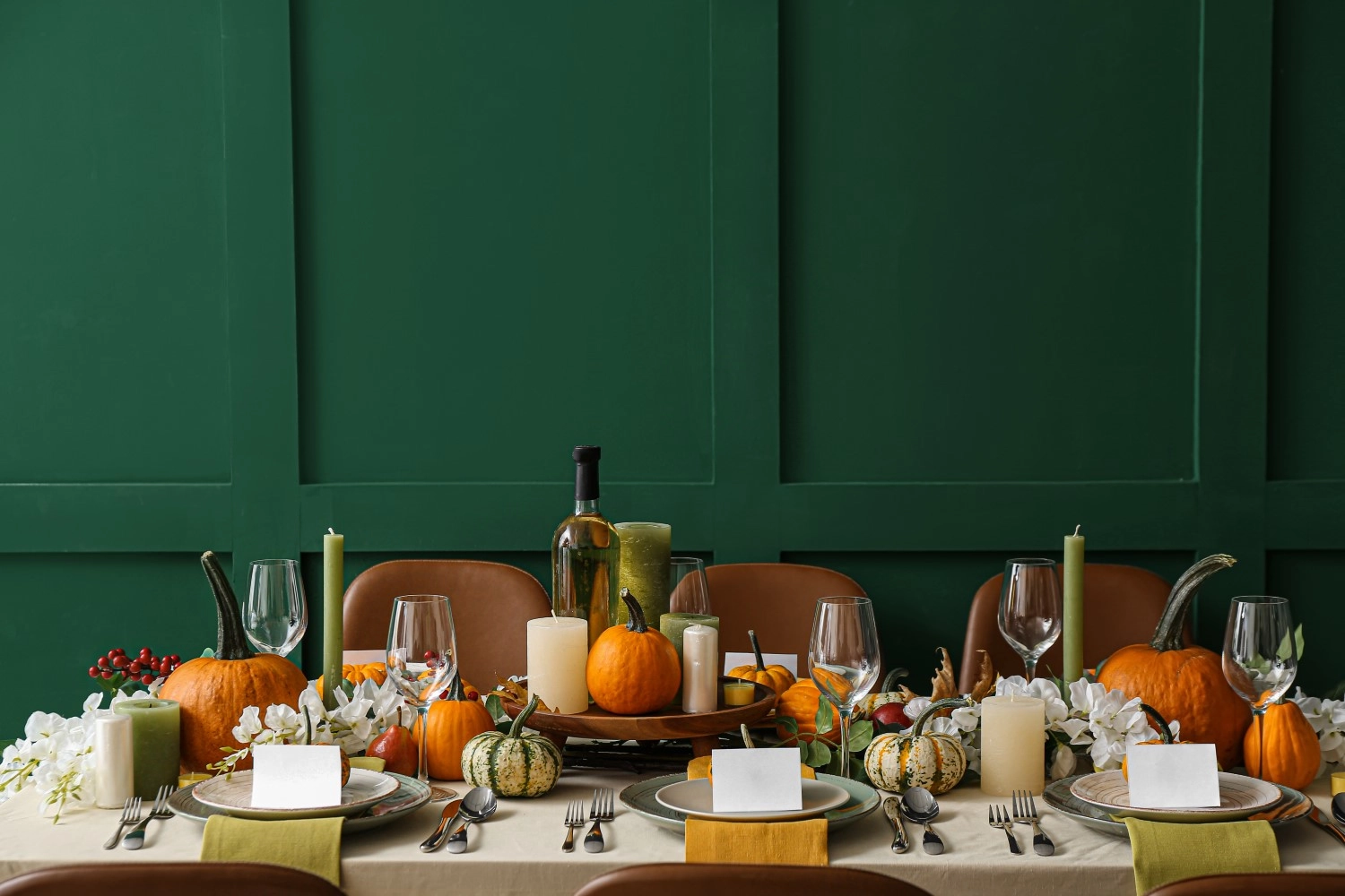 Jesienne dekoracje stołu w zielonych odcieniach