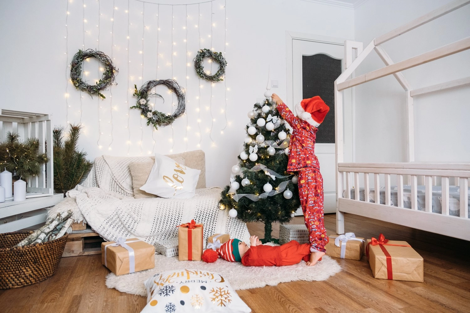 Eleganckie ozdoby świąteczne w pokoju dziecięcym