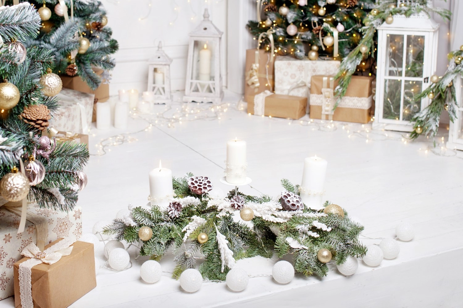 Biały stroik na stół świąteczny
