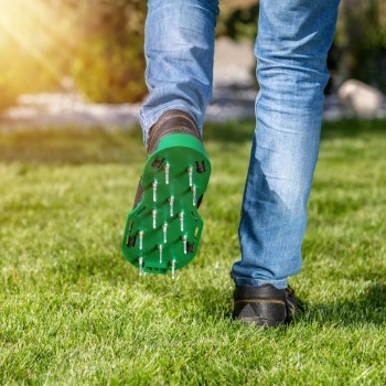 Zadbaj o swój trawnik. Nakładki na buty do aeracji Puten