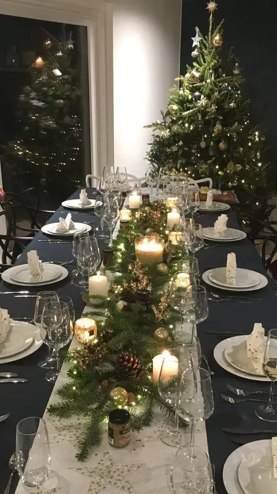 Dekoracja stołu świątecznego bez białego obrusu
