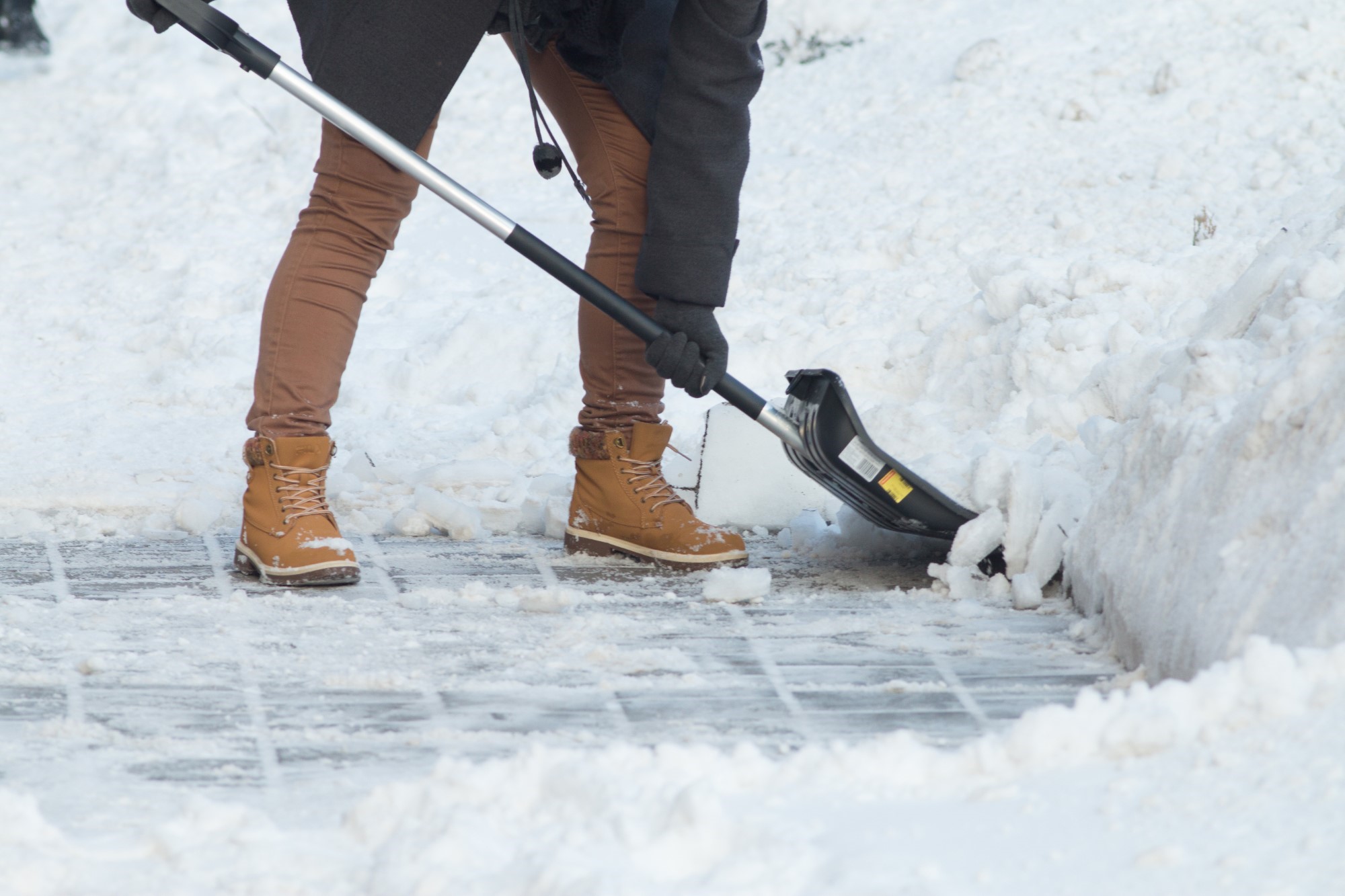 Śnieg na chodniku – kto odpowiada?