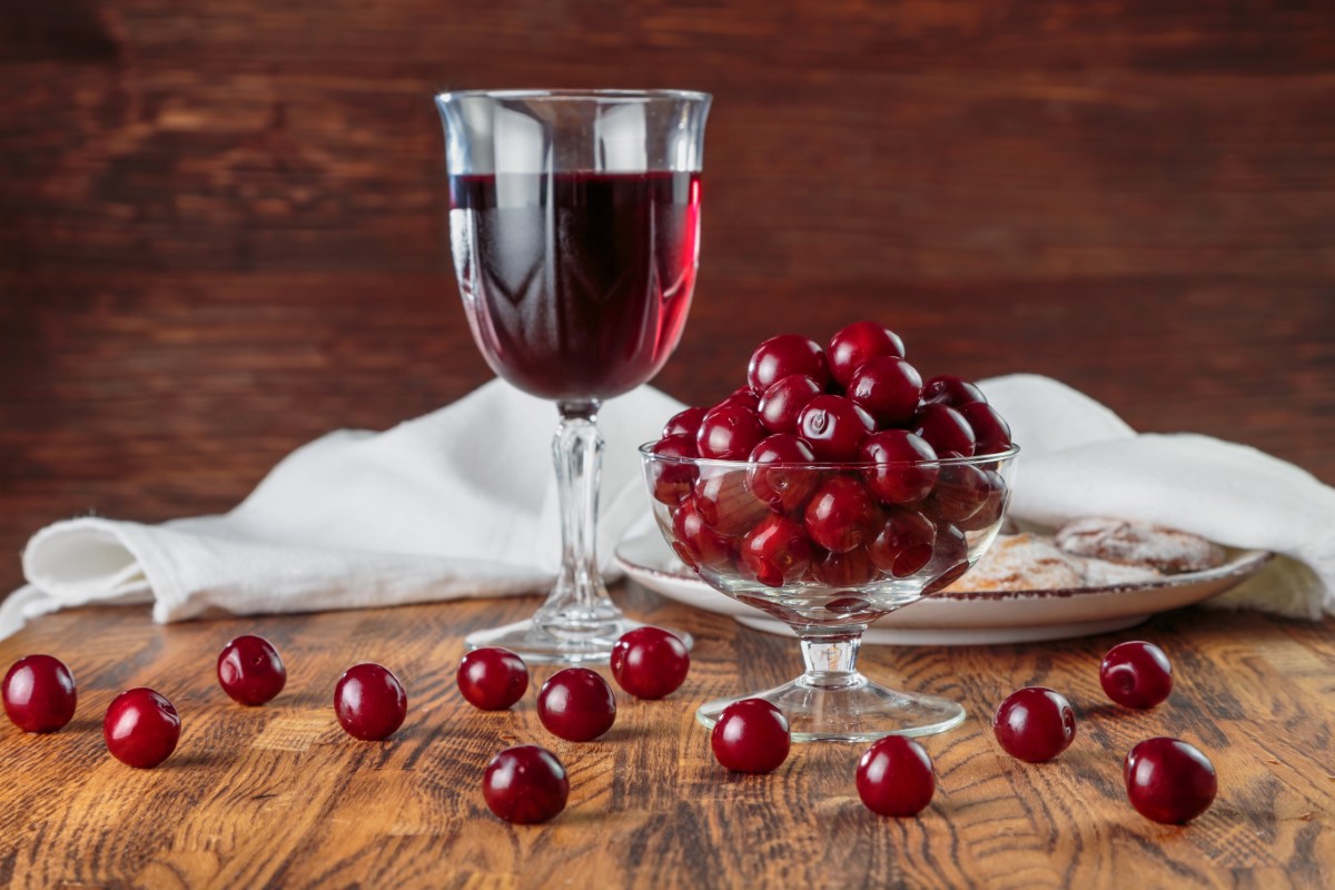 wino z wiśni i porzeczek